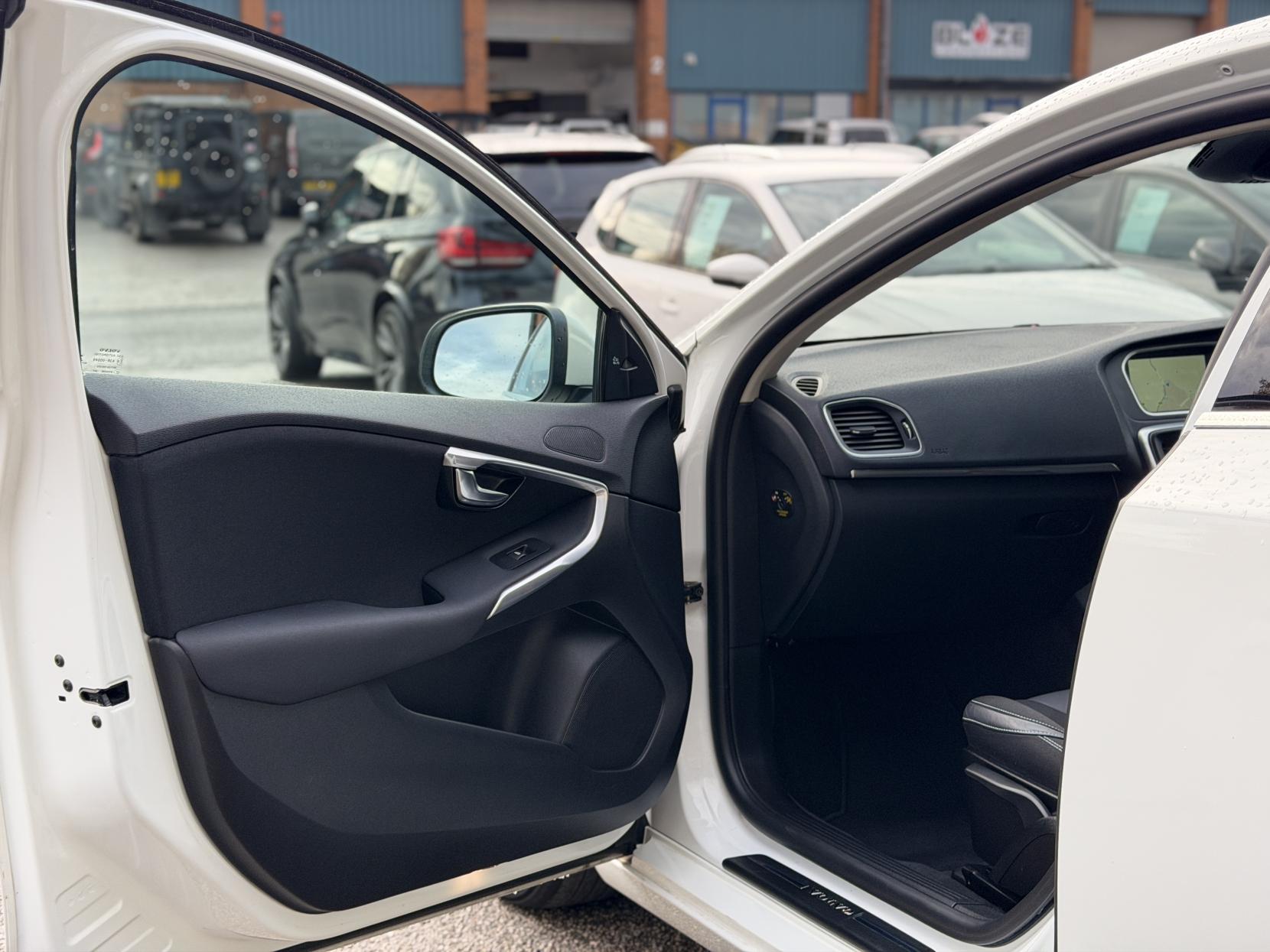 Volvo V40 2.0 D4 SE Nav Hatchback 5dr Diesel Geartronic Euro 6 (s/s) (190 ps)