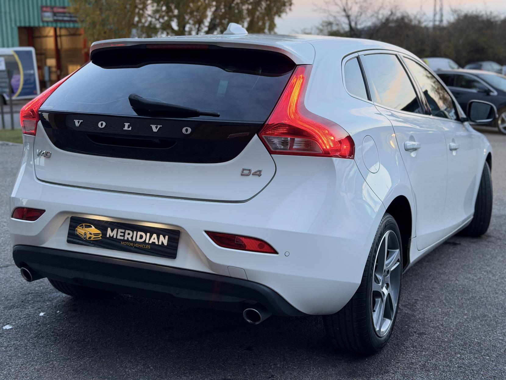 Volvo V40 2.0 D4 SE Nav Hatchback 5dr Diesel Geartronic Euro 6 (s/s) (190 ps)