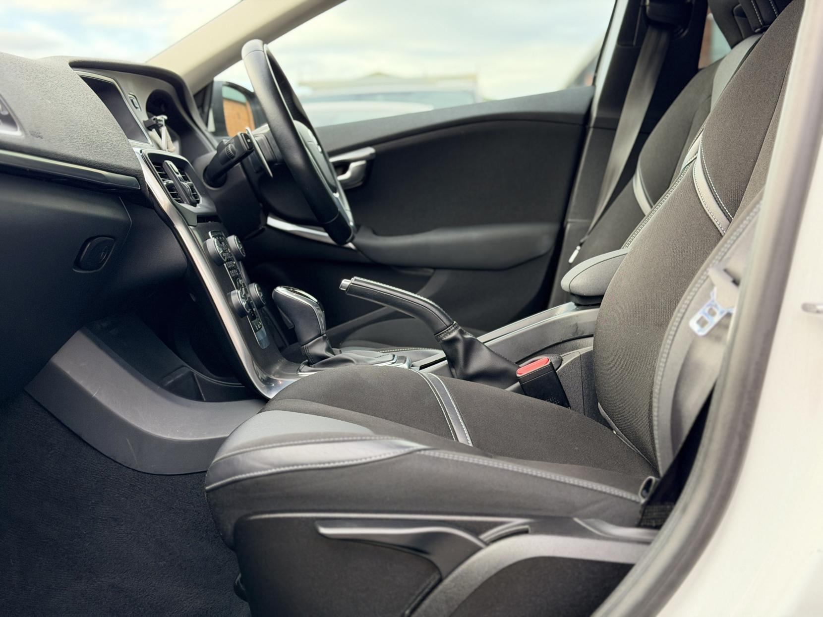 Volvo V40 2.0 D4 SE Nav Hatchback 5dr Diesel Geartronic Euro 6 (s/s) (190 ps)