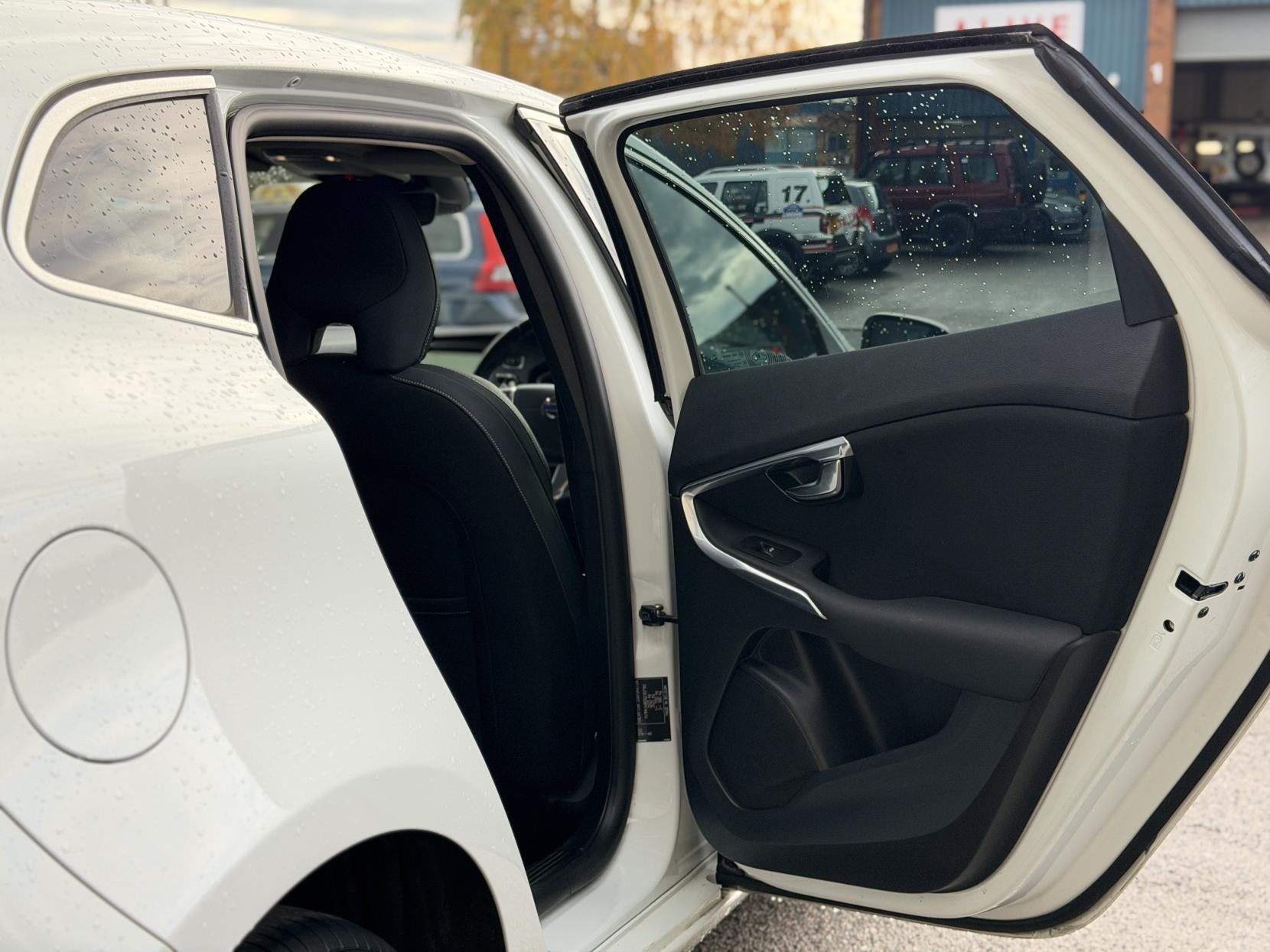 Volvo V40 2.0 D4 SE Nav Hatchback 5dr Diesel Geartronic Euro 6 (s/s) (190 ps)