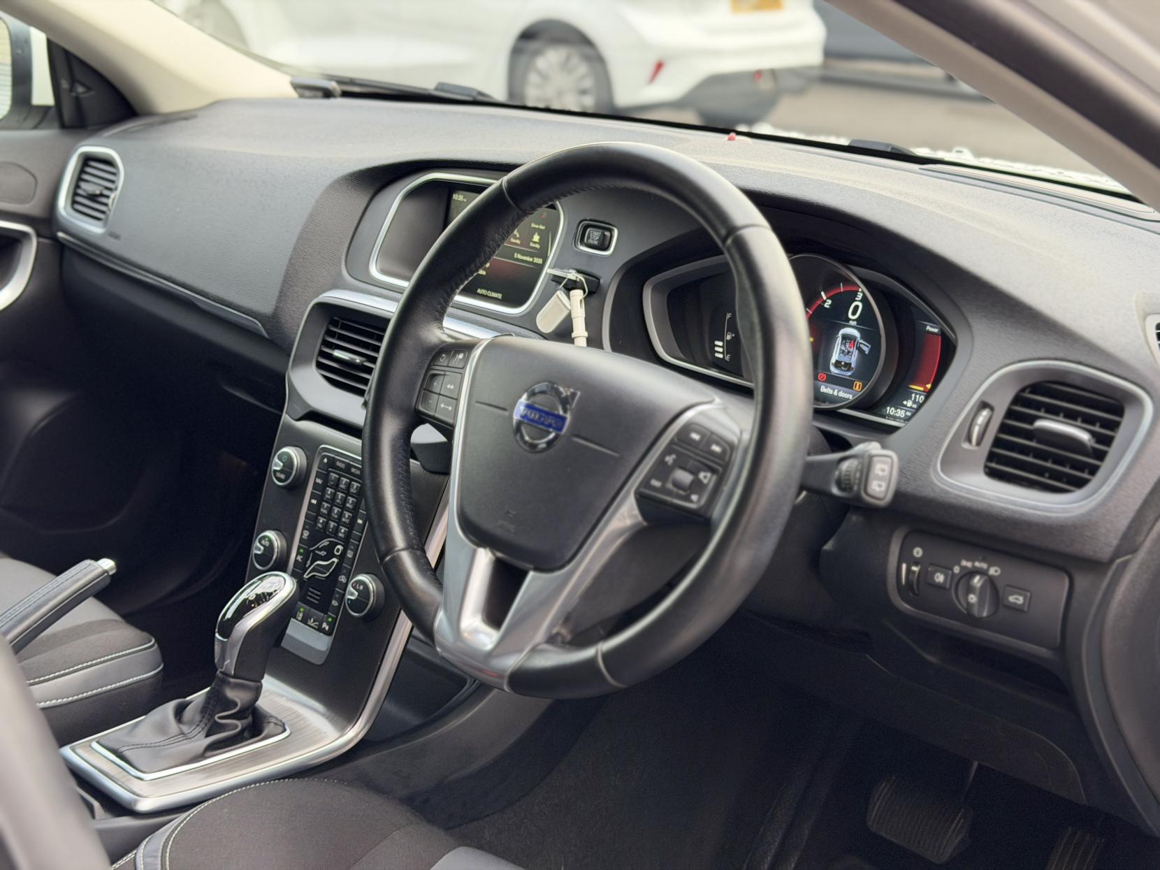 Volvo V40 2.0 D4 SE Nav Hatchback 5dr Diesel Geartronic Euro 6 (s/s) (190 ps)