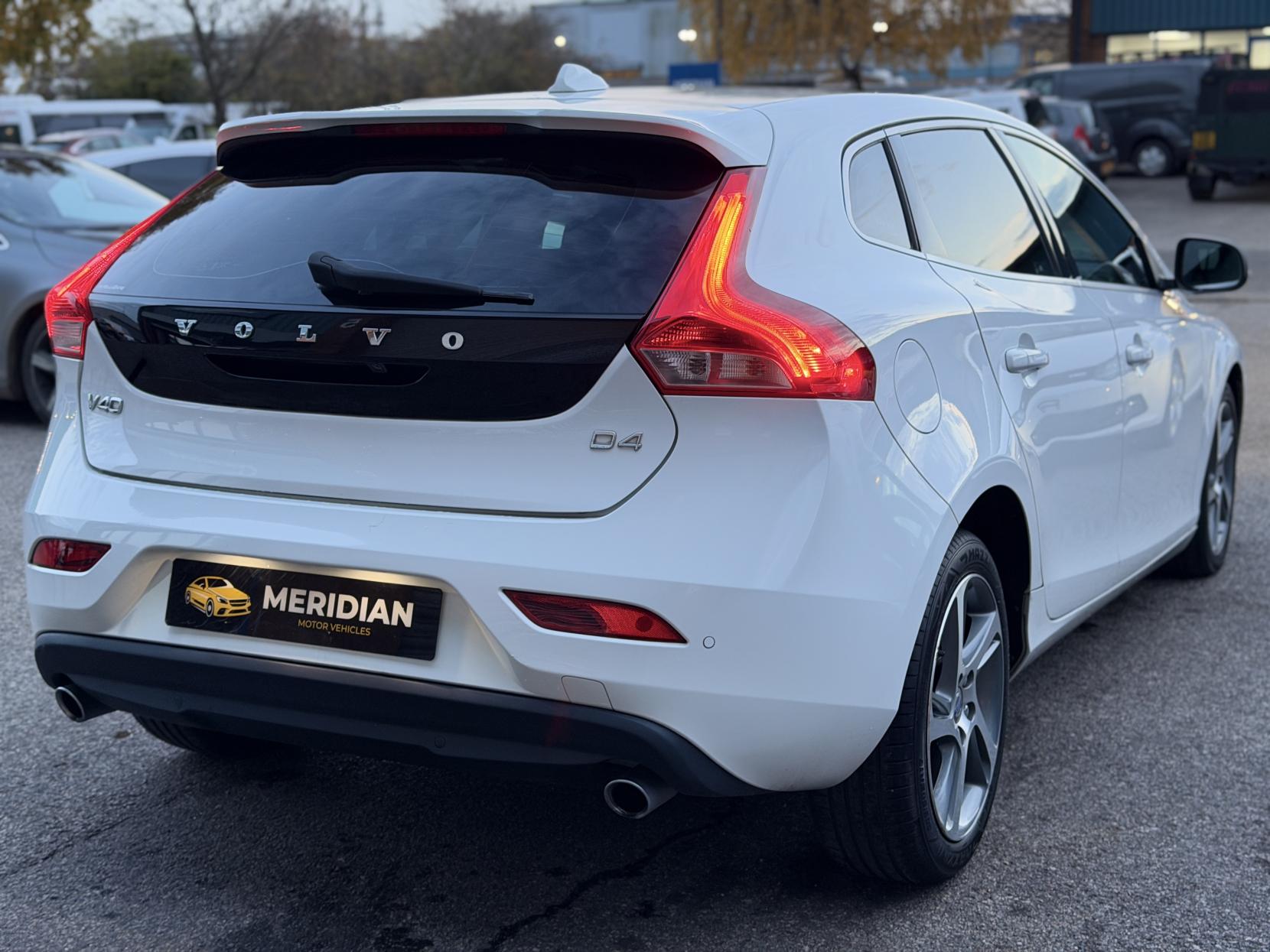 Volvo V40 2.0 D4 SE Nav Hatchback 5dr Diesel Geartronic Euro 6 (s/s) (190 ps)