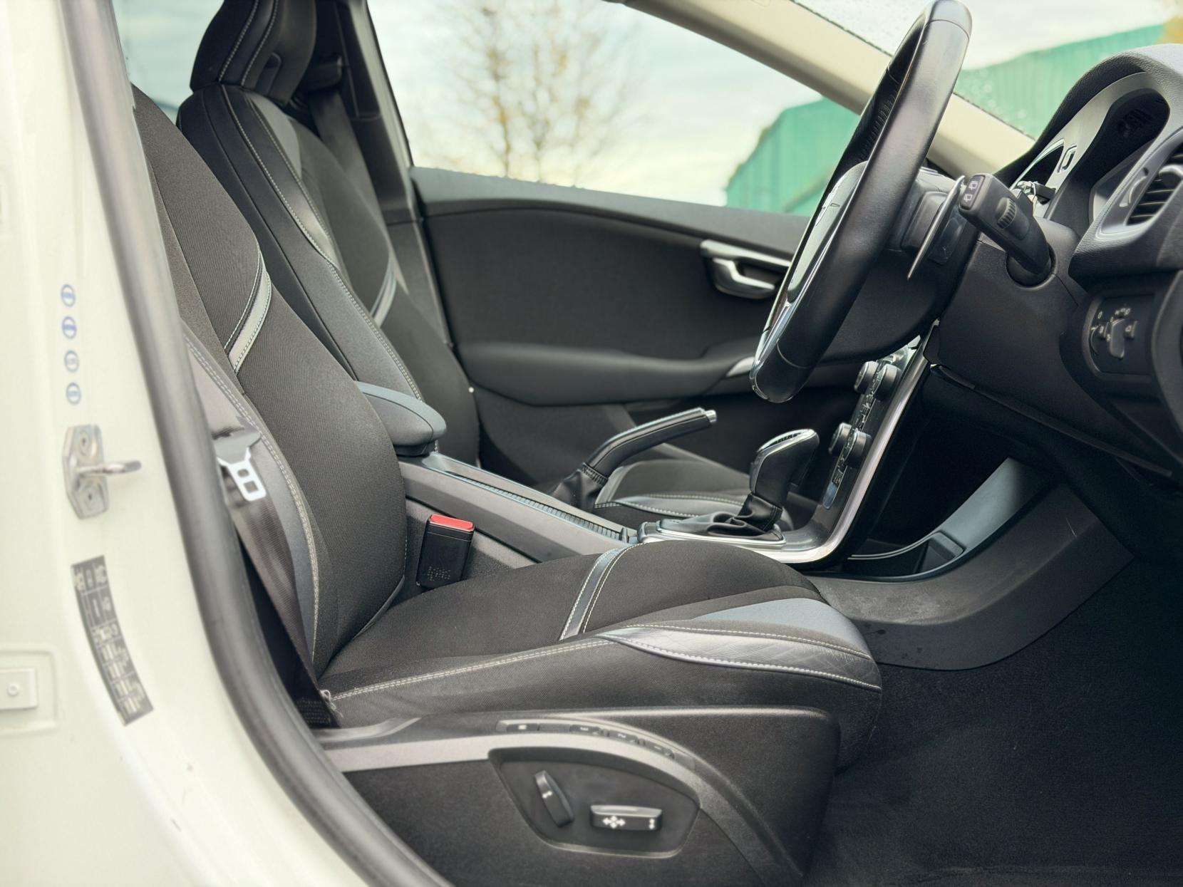 Volvo V40 2.0 D4 SE Nav Hatchback 5dr Diesel Geartronic Euro 6 (s/s) (190 ps)