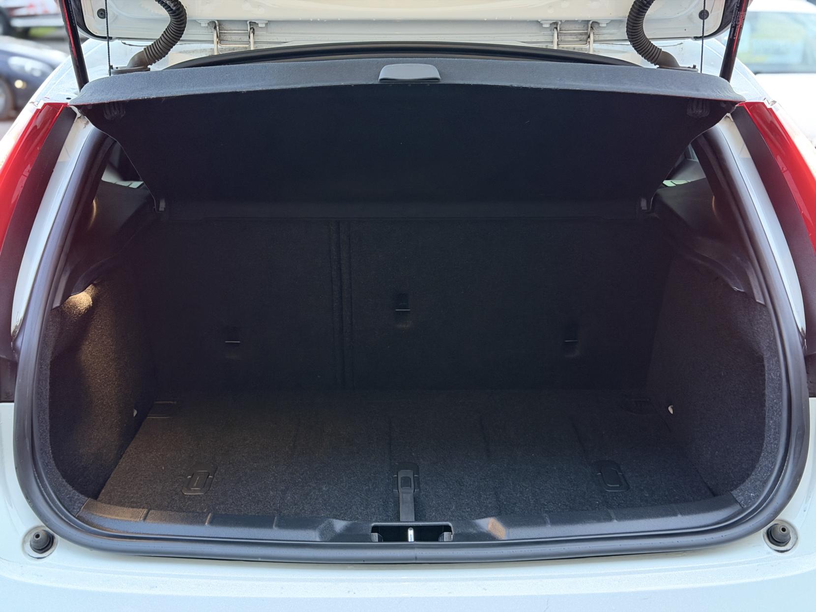 Volvo V40 2.0 D4 SE Nav Hatchback 5dr Diesel Geartronic Euro 6 (s/s) (190 ps)