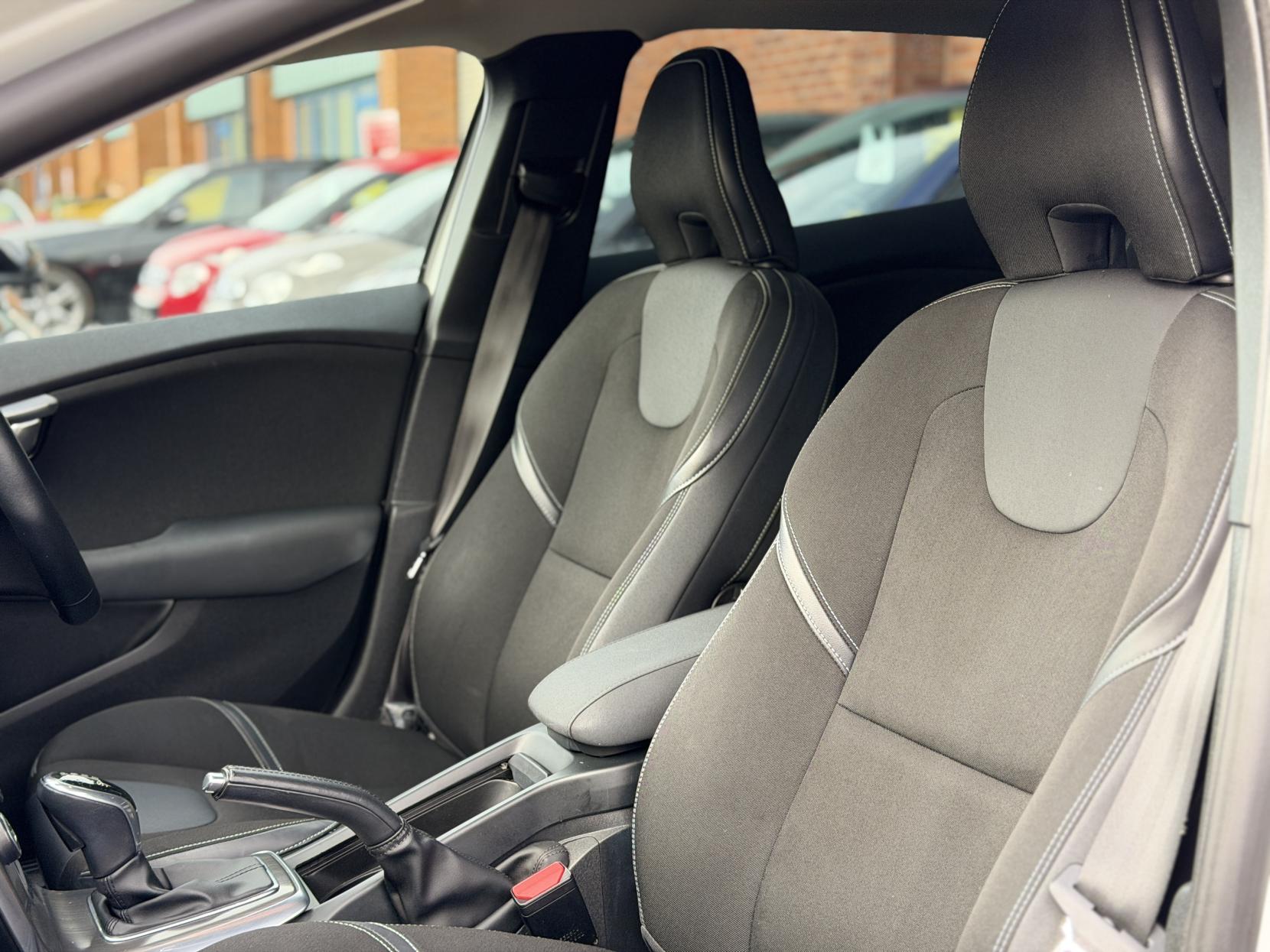 Volvo V40 2.0 D4 SE Nav Hatchback 5dr Diesel Geartronic Euro 6 (s/s) (190 ps)