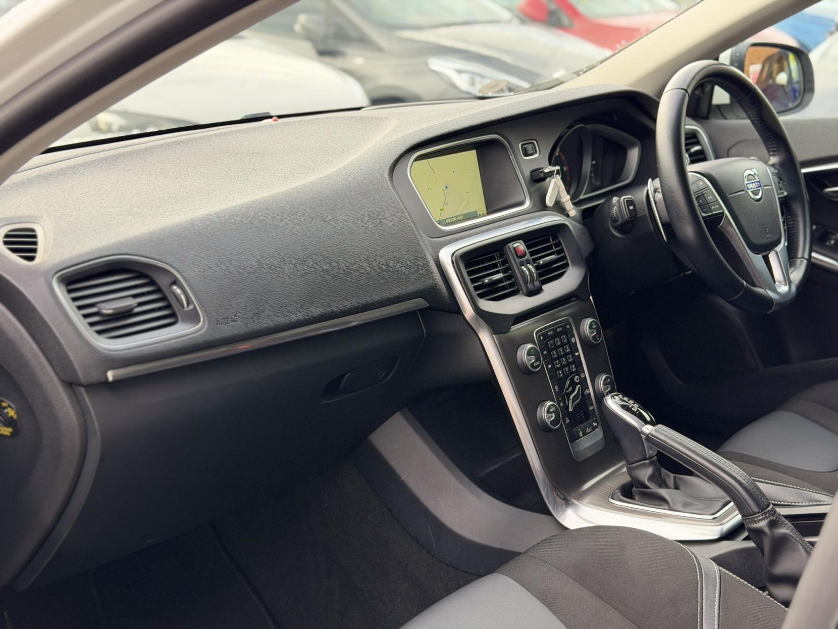 Volvo V40 2.0 D4 SE Nav Hatchback 5dr Diesel Geartronic Euro 6 (s/s) (190 ps)