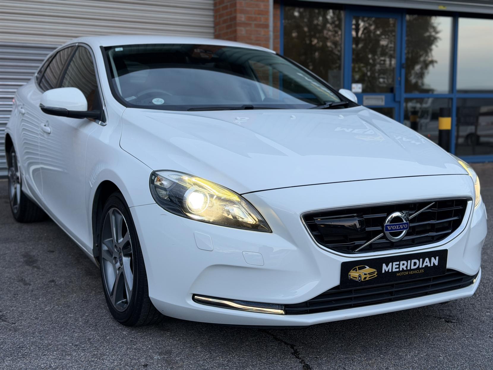 Volvo V40 2.0 D4 SE Nav Hatchback 5dr Diesel Geartronic Euro 6 (s/s) (190 ps)