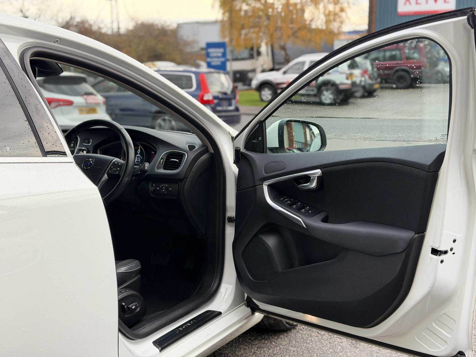 Volvo V40 2.0 D4 SE Nav Hatchback 5dr Diesel Geartronic Euro 6 (s/s) (190 ps)