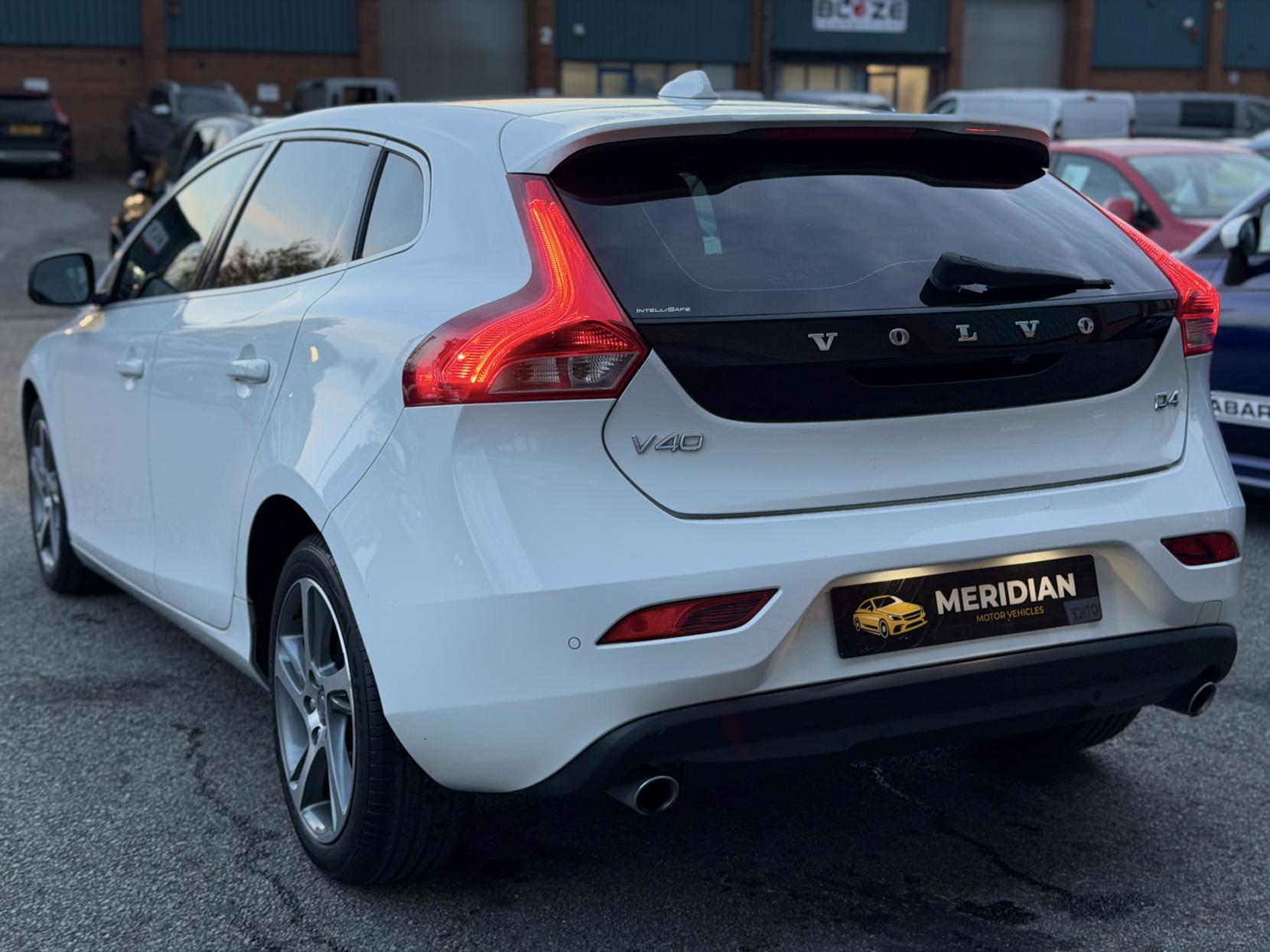 Volvo V40 2.0 D4 SE Nav Hatchback 5dr Diesel Geartronic Euro 6 (s/s) (190 ps)