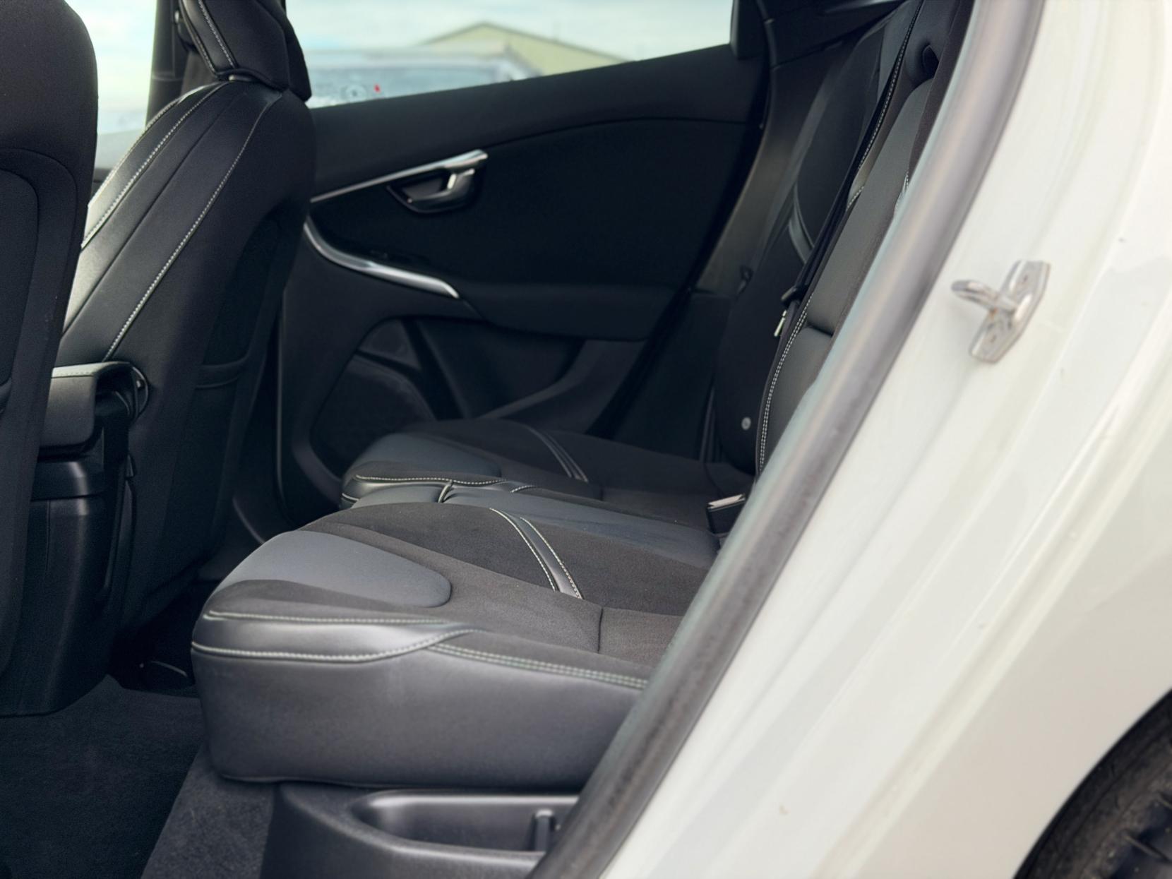 Volvo V40 2.0 D4 SE Nav Hatchback 5dr Diesel Geartronic Euro 6 (s/s) (190 ps)