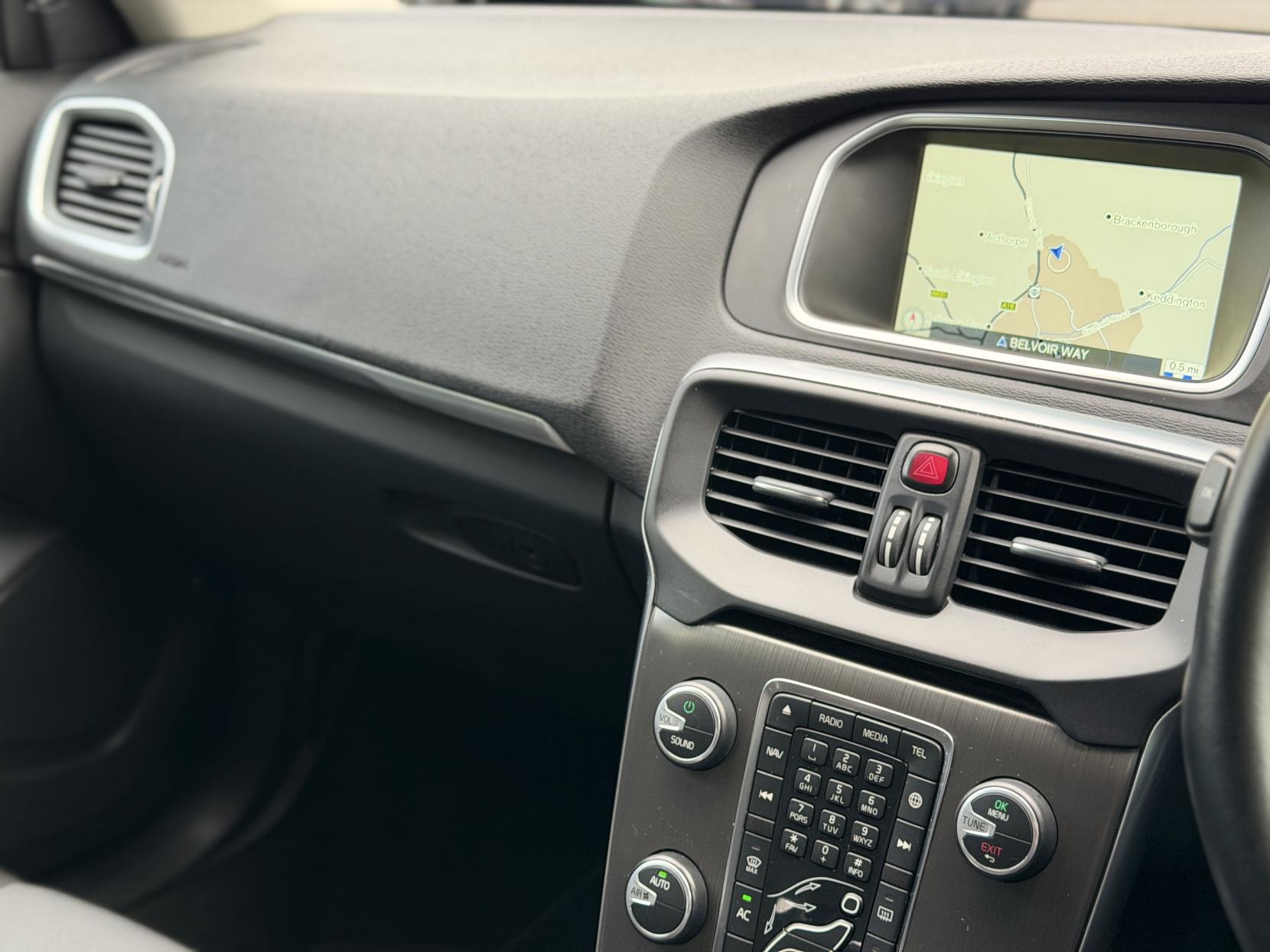 Volvo V40 2.0 D4 SE Nav Hatchback 5dr Diesel Geartronic Euro 6 (s/s) (190 ps)