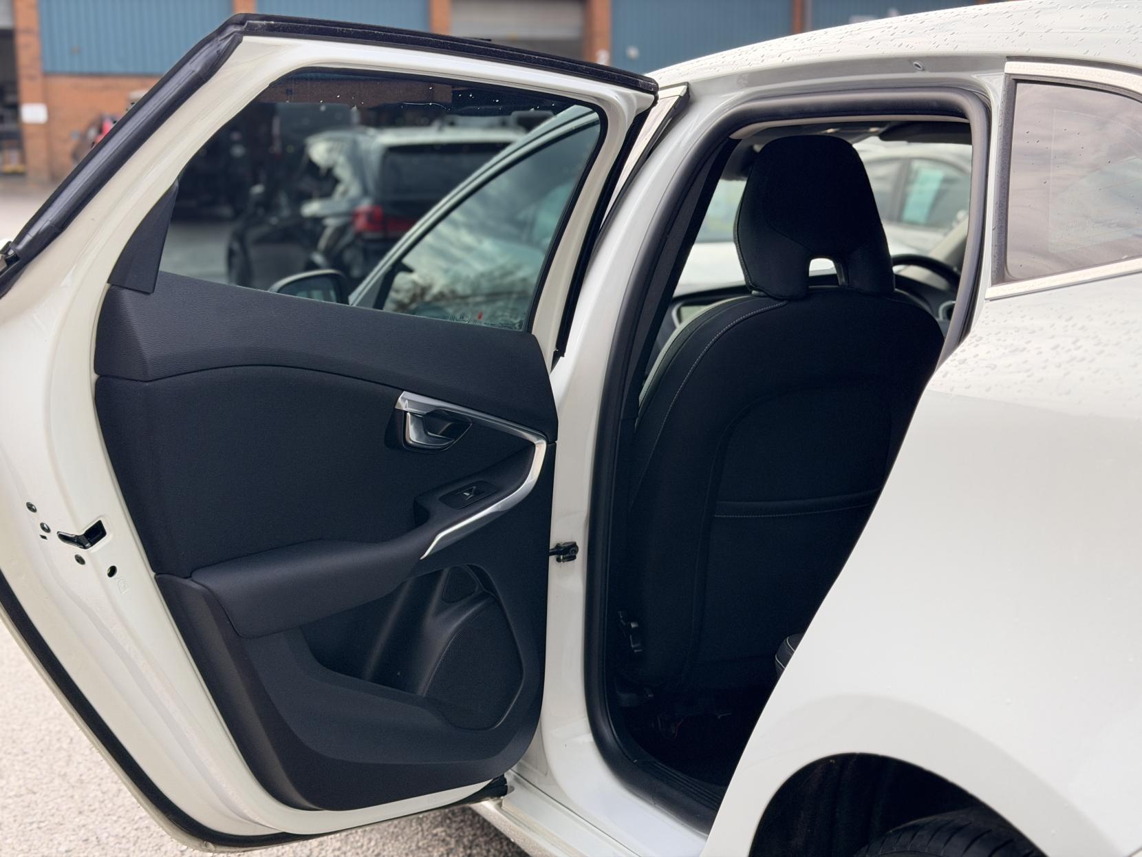 Volvo V40 2.0 D4 SE Nav Hatchback 5dr Diesel Geartronic Euro 6 (s/s) (190 ps)