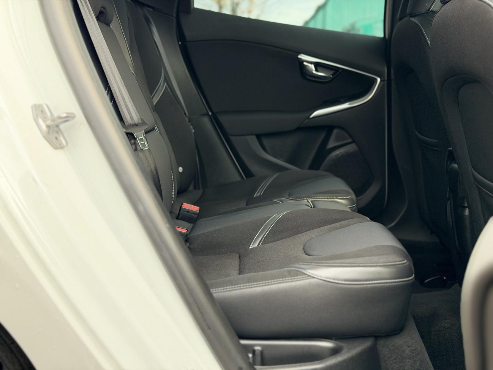 Volvo V40 2.0 D4 SE Nav Hatchback 5dr Diesel Geartronic Euro 6 (s/s) (190 ps)