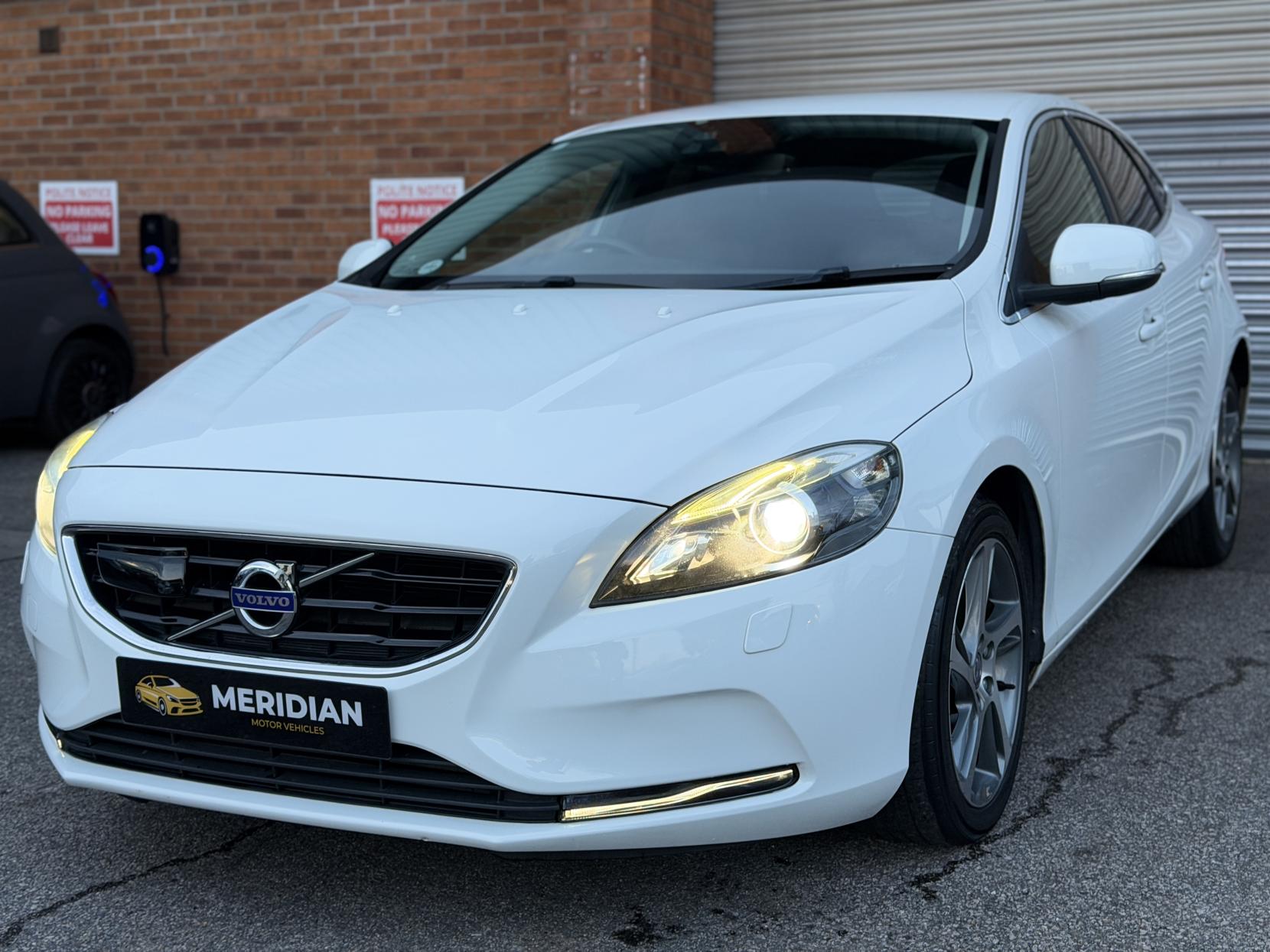 Volvo V40 2.0 D4 SE Nav Hatchback 5dr Diesel Geartronic Euro 6 (s/s) (190 ps)