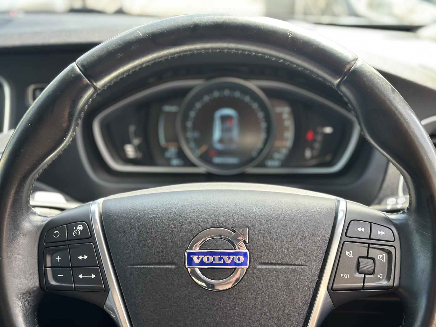 Volvo V40 1.6 T4 SE Lux Nav Hatchback 5dr Petrol Powershift Euro 5 (s/s) (180 ps)