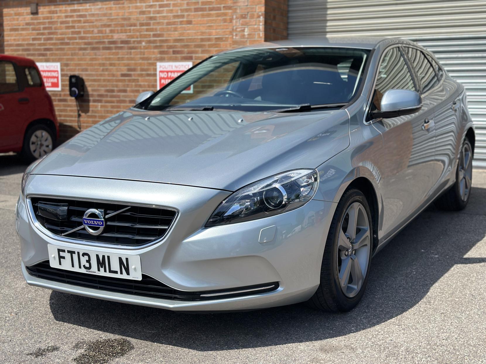 Volvo V40 1.6 T4 SE Lux Nav Hatchback 5dr Petrol Powershift Euro 5 (s/s) (180 ps)