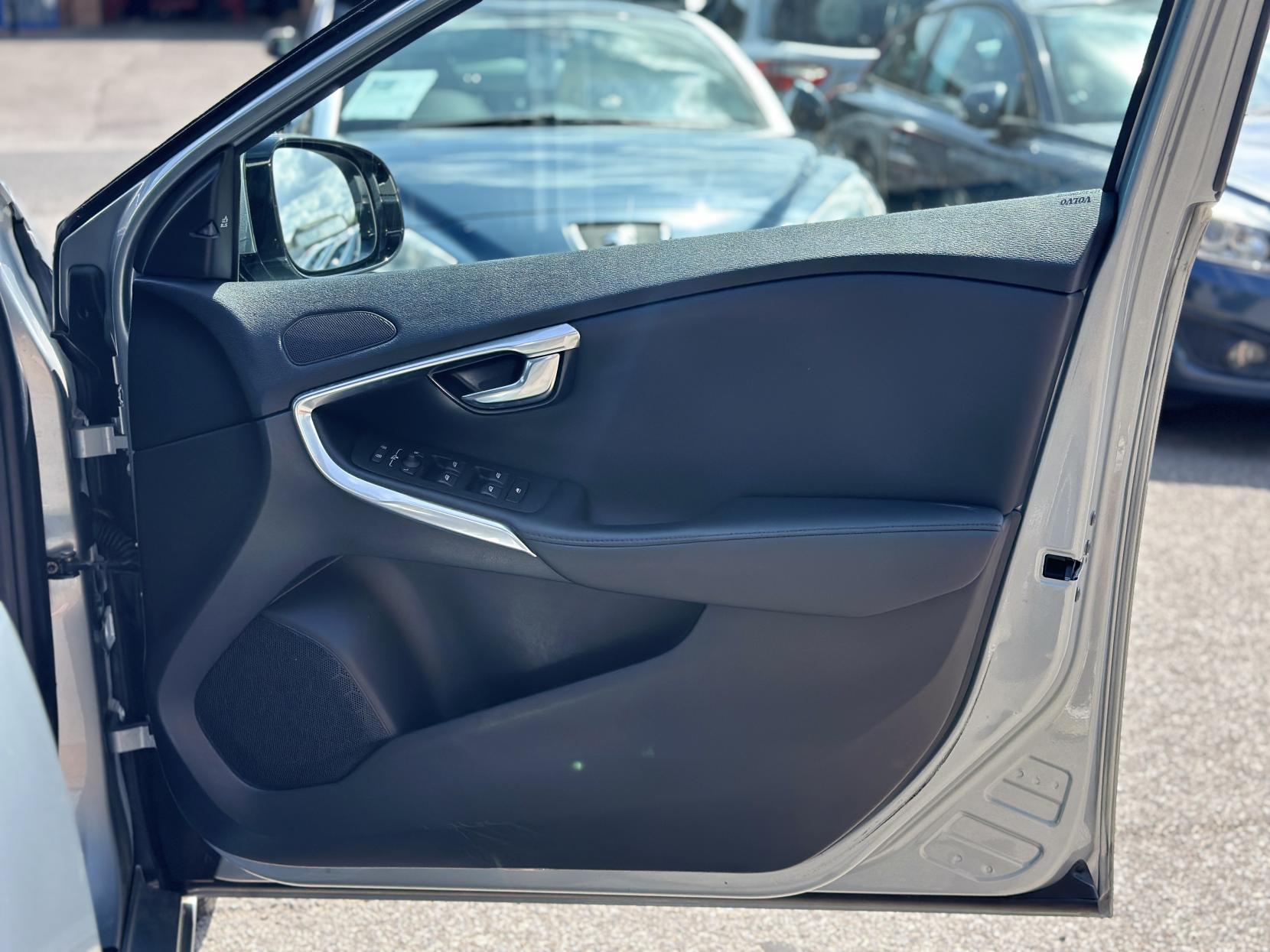 Volvo V40 1.6 T4 SE Lux Nav Hatchback 5dr Petrol Powershift Euro 5 (s/s) (180 ps)