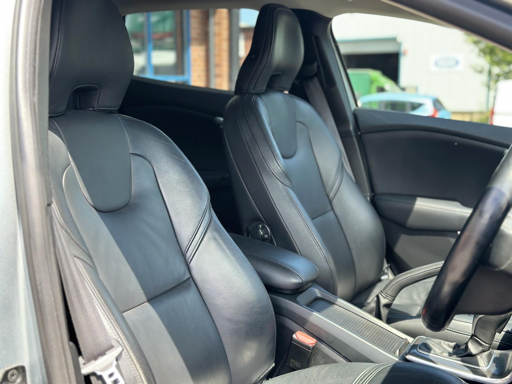 Volvo V40 1.6 T4 SE Lux Nav Hatchback 5dr Petrol Powershift Euro 5 (s/s) (180 ps)