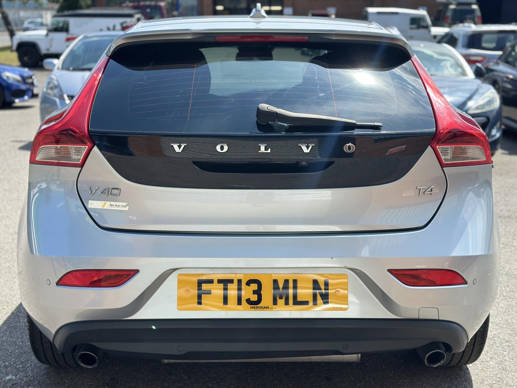 Volvo V40 1.6 T4 SE Lux Nav Hatchback 5dr Petrol Powershift Euro 5 (s/s) (180 ps)