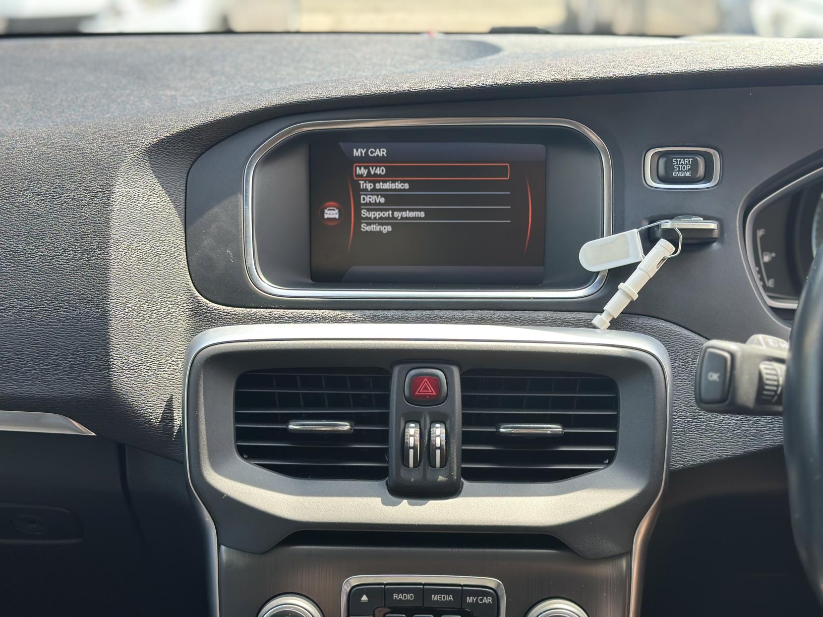 Volvo V40 1.6 T4 SE Lux Nav Hatchback 5dr Petrol Powershift Euro 5 (s/s) (180 ps)