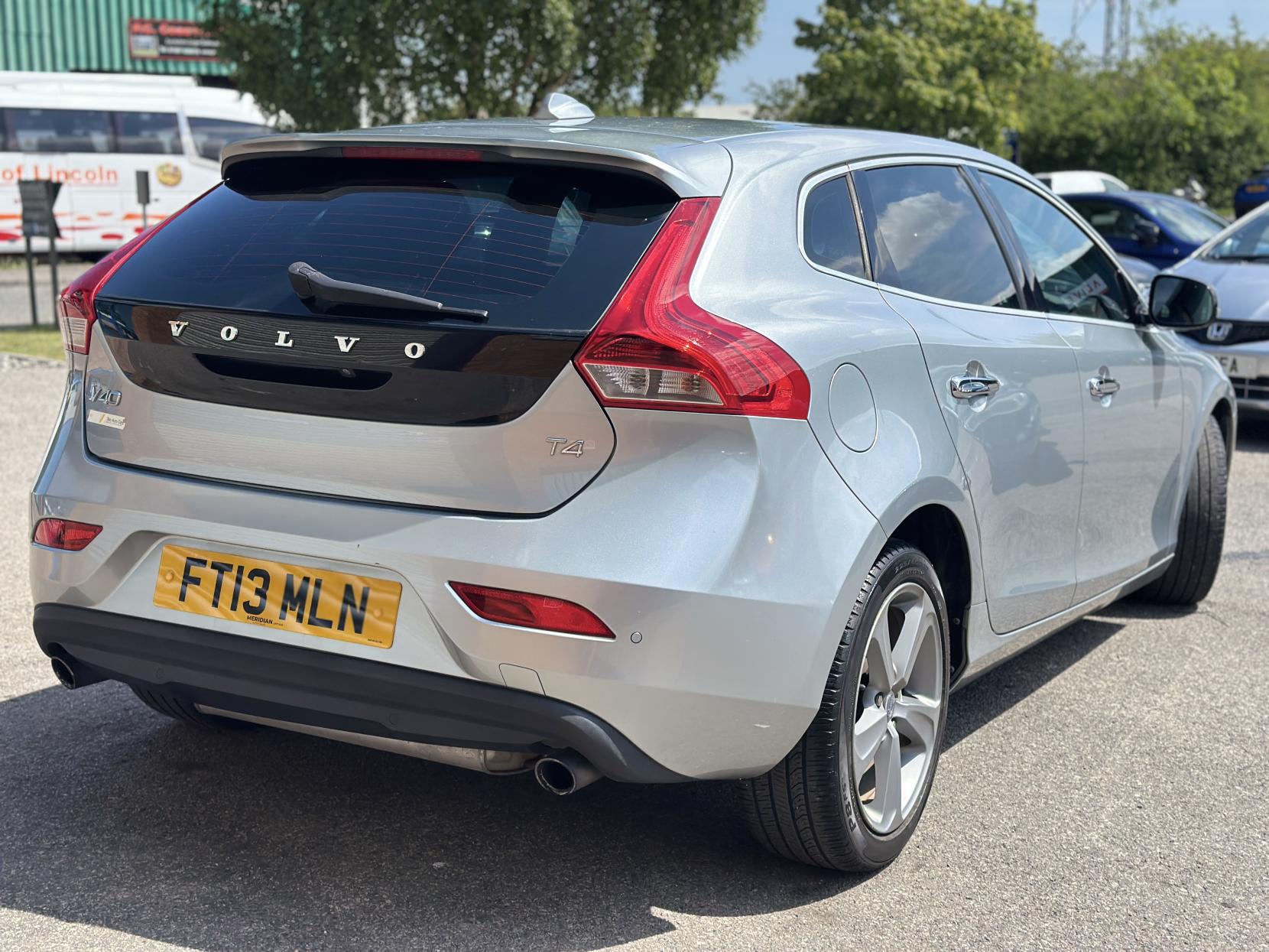 Volvo V40 1.6 T4 SE Lux Nav Hatchback 5dr Petrol Powershift Euro 5 (s/s) (180 ps)