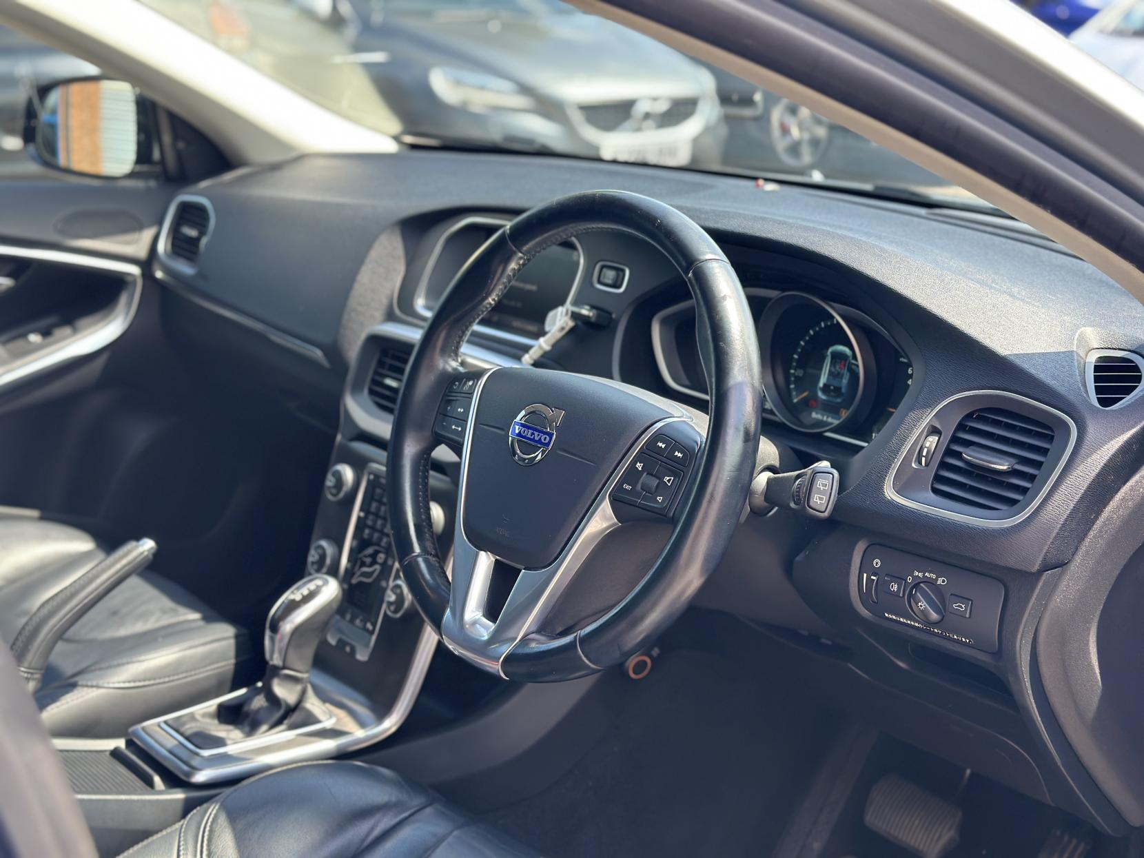 Volvo V40 1.6 T4 SE Lux Nav Hatchback 5dr Petrol Powershift Euro 5 (s/s) (180 ps)