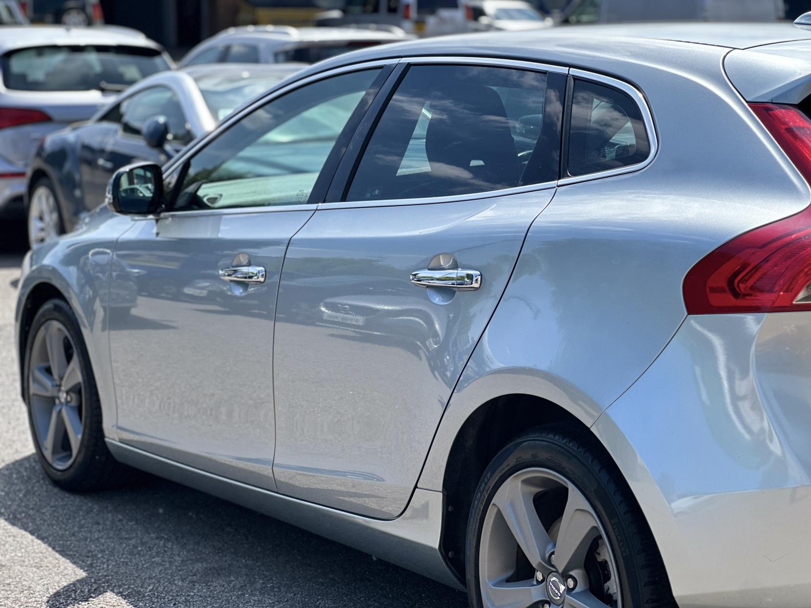 Volvo V40 1.6 T4 SE Lux Nav Hatchback 5dr Petrol Powershift Euro 5 (s/s) (180 ps)