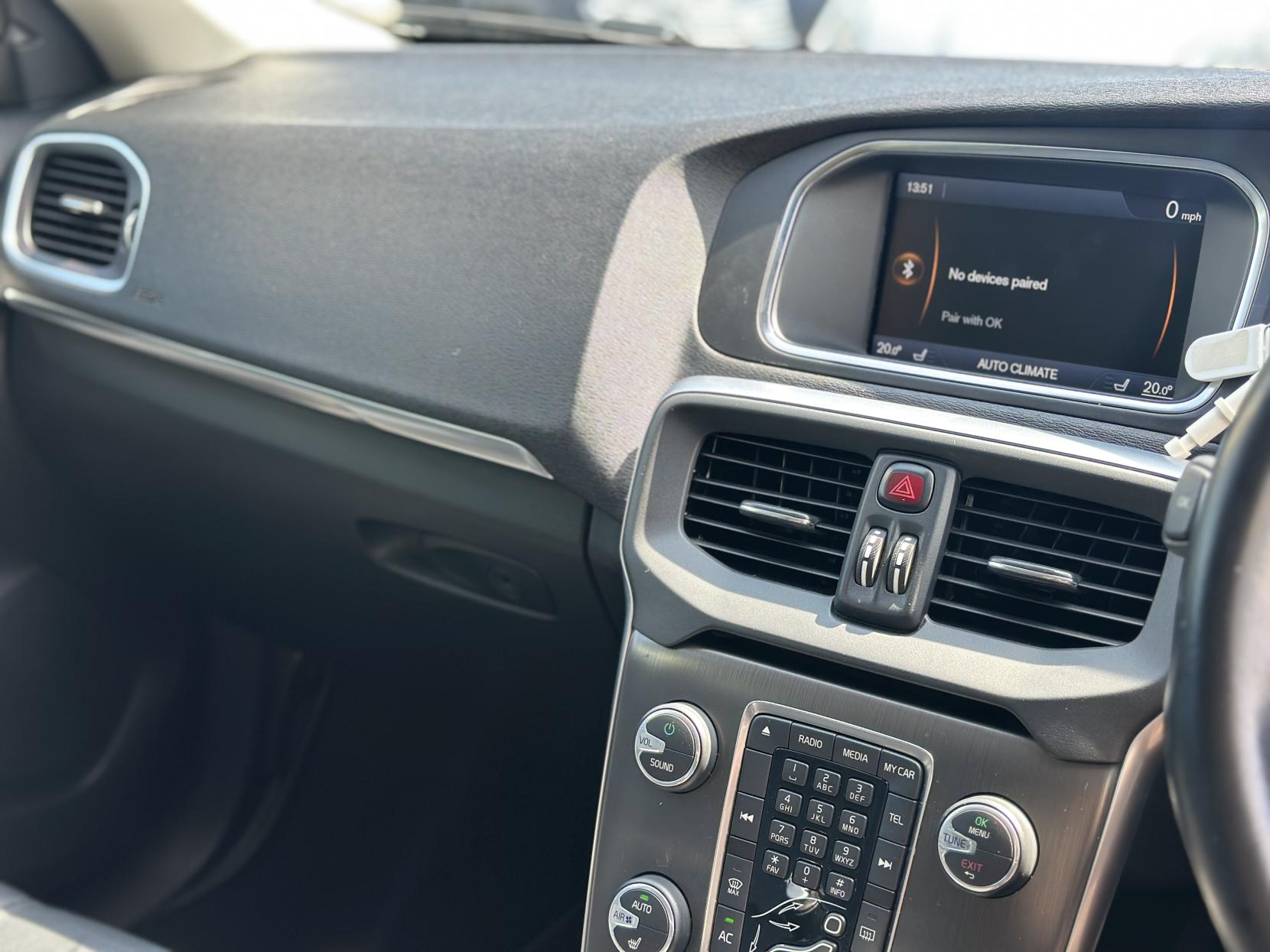 Volvo V40 1.6 T4 SE Lux Nav Hatchback 5dr Petrol Powershift Euro 5 (s/s) (180 ps)