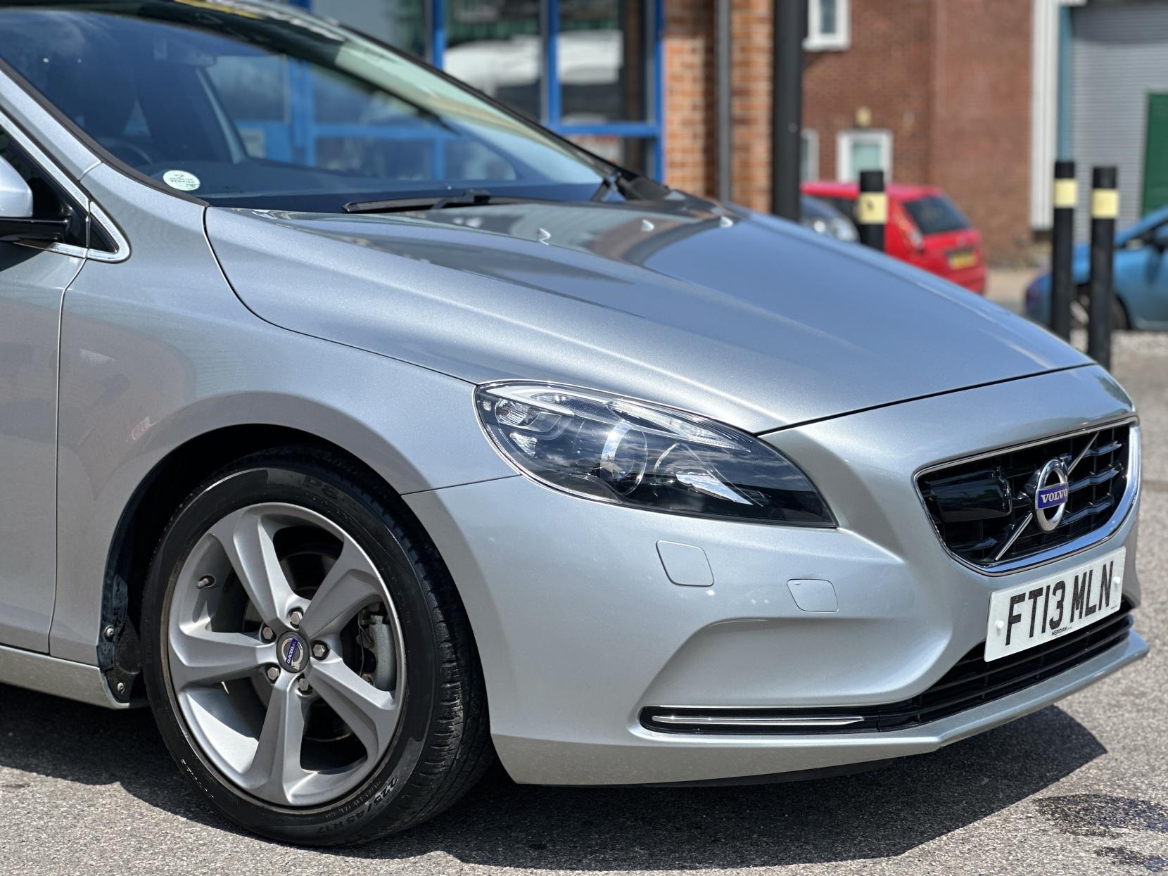 Volvo V40 1.6 T4 SE Lux Nav Hatchback 5dr Petrol Powershift Euro 5 (s/s) (180 ps)