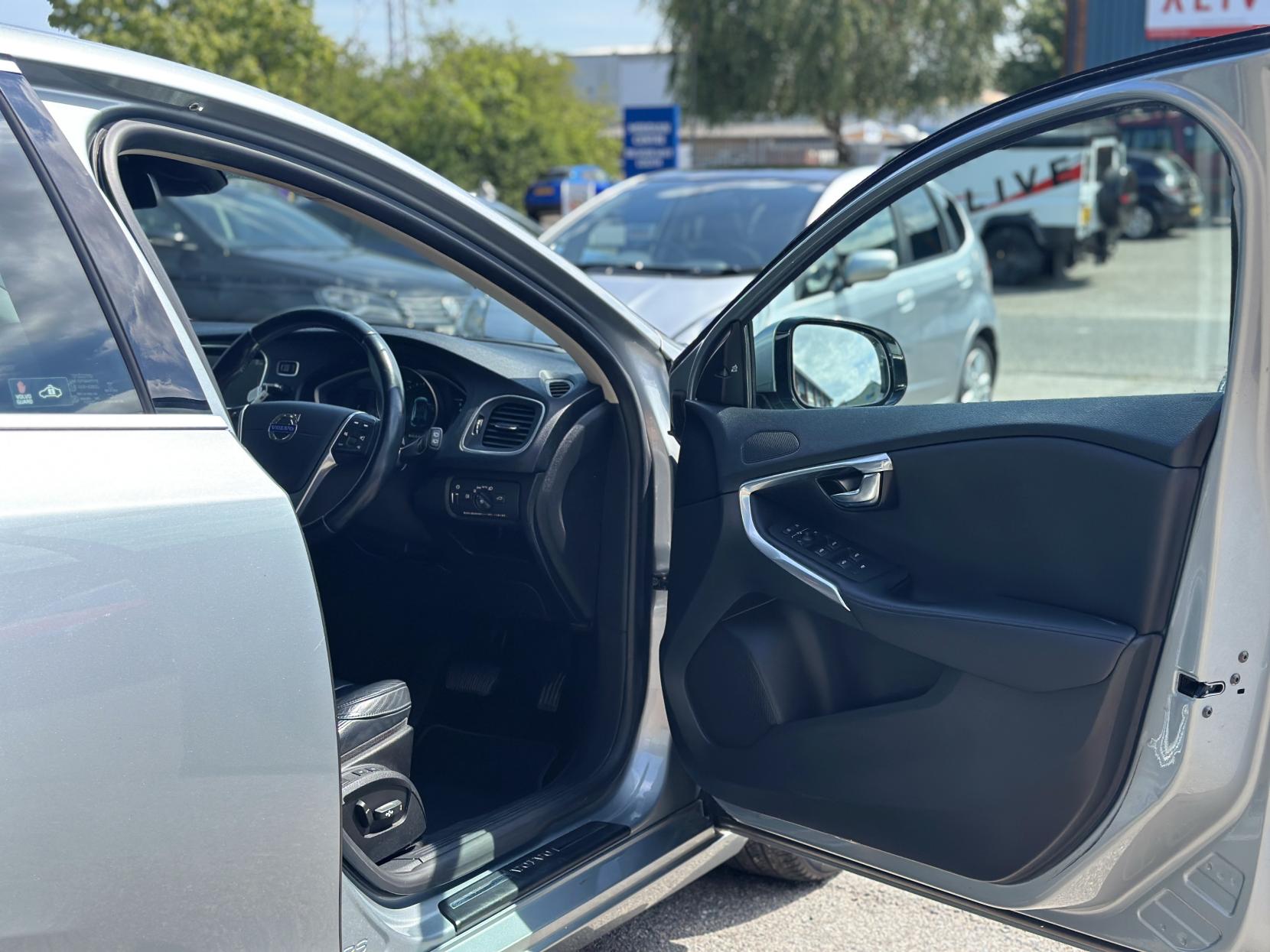 Volvo V40 1.6 T4 SE Lux Nav Hatchback 5dr Petrol Powershift Euro 5 (s/s) (180 ps)