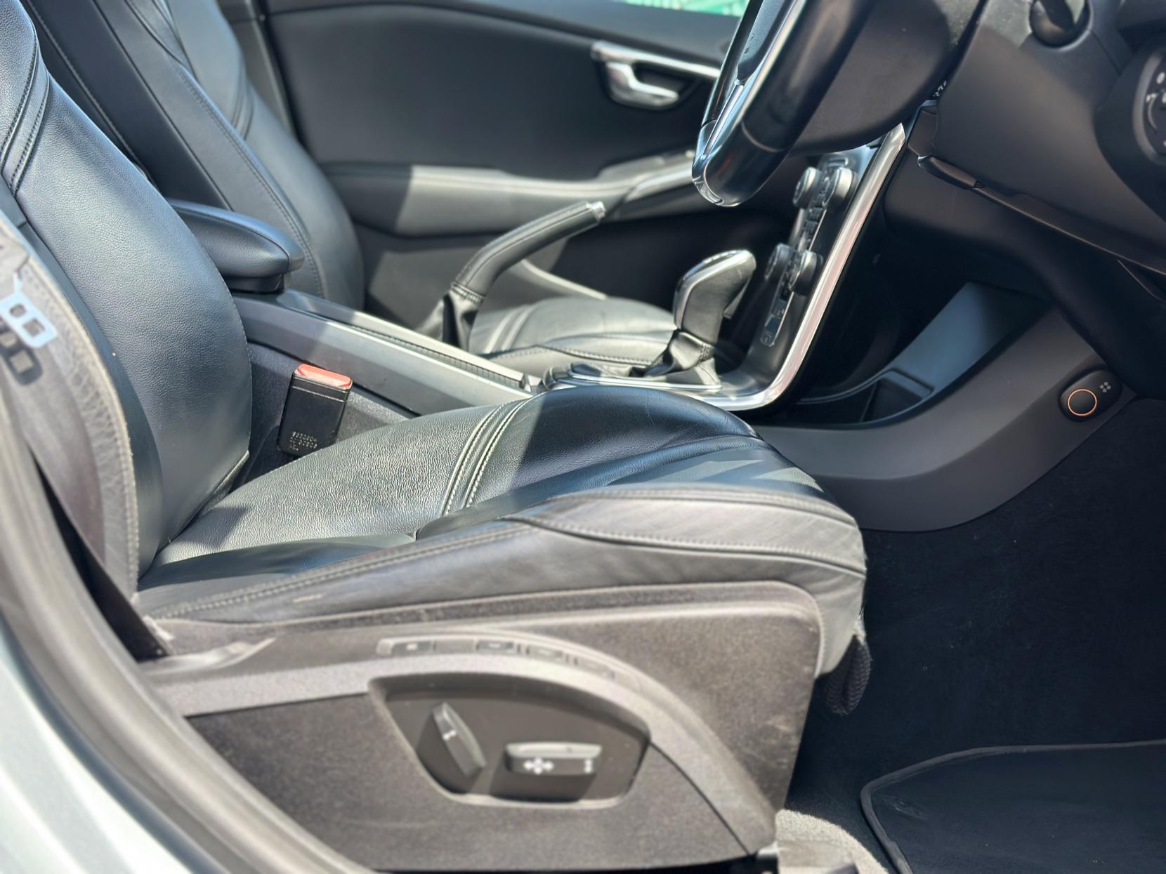 Volvo V40 1.6 T4 SE Lux Nav Hatchback 5dr Petrol Powershift Euro 5 (s/s) (180 ps)