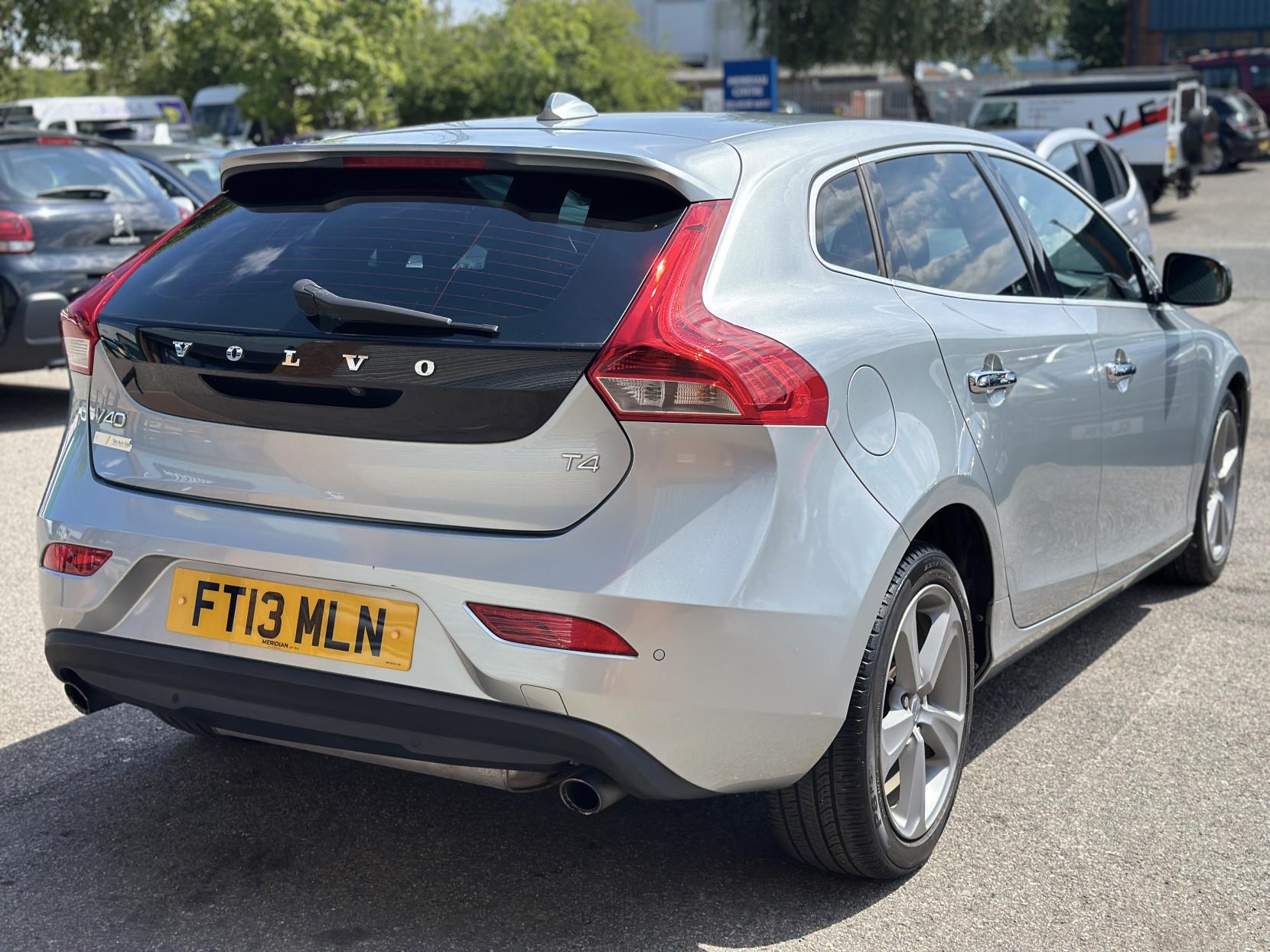 Volvo V40 1.6 T4 SE Lux Nav Hatchback 5dr Petrol Powershift Euro 5 (s/s) (180 ps)