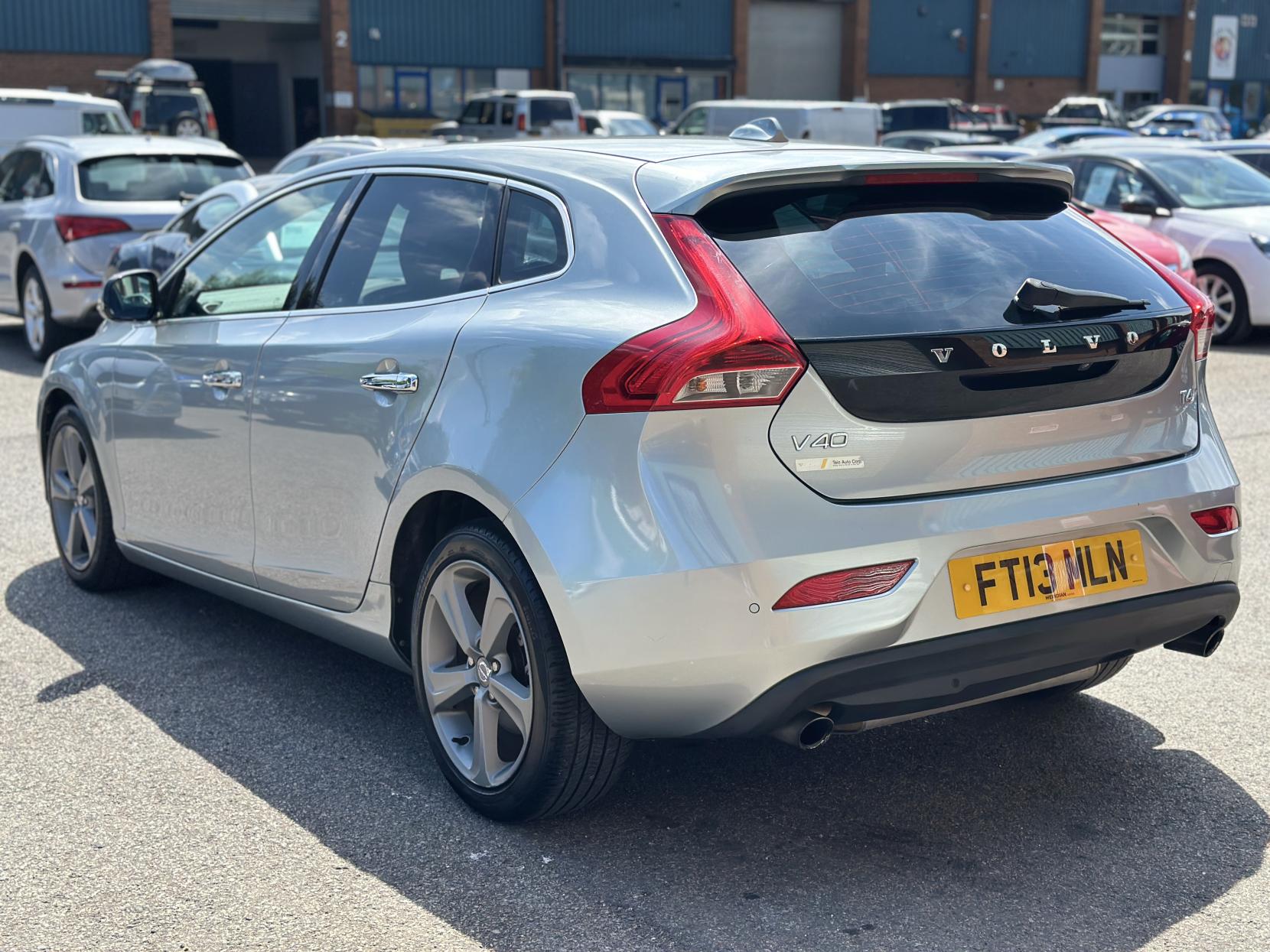 Volvo V40 1.6 T4 SE Lux Nav Hatchback 5dr Petrol Powershift Euro 5 (s/s) (180 ps)