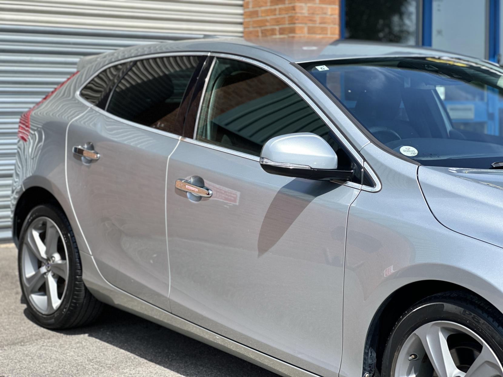 Volvo V40 1.6 T4 SE Lux Nav Hatchback 5dr Petrol Powershift Euro 5 (s/s) (180 ps)