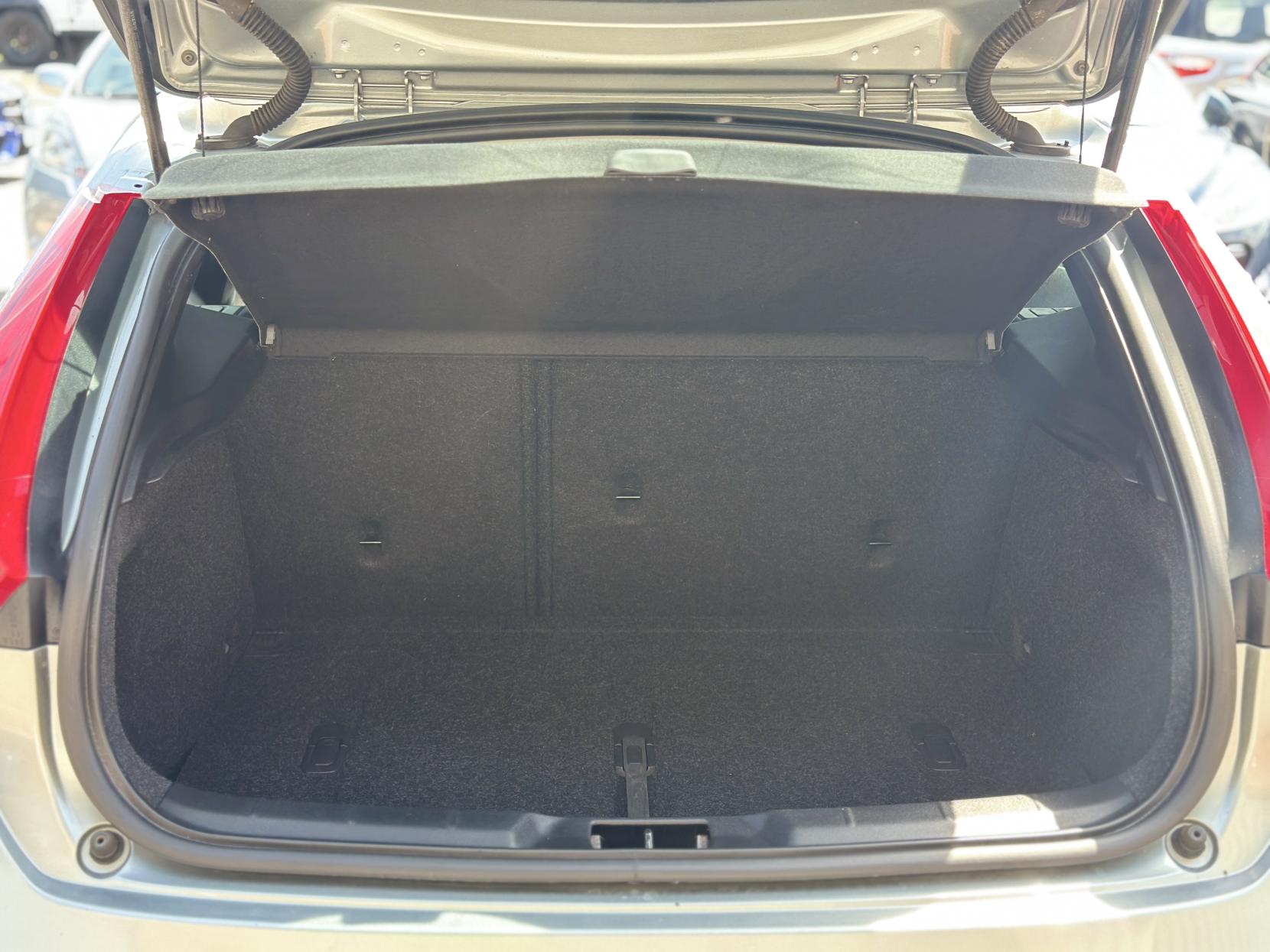 Volvo V40 1.6 T4 SE Lux Nav Hatchback 5dr Petrol Powershift Euro 5 (s/s) (180 ps)