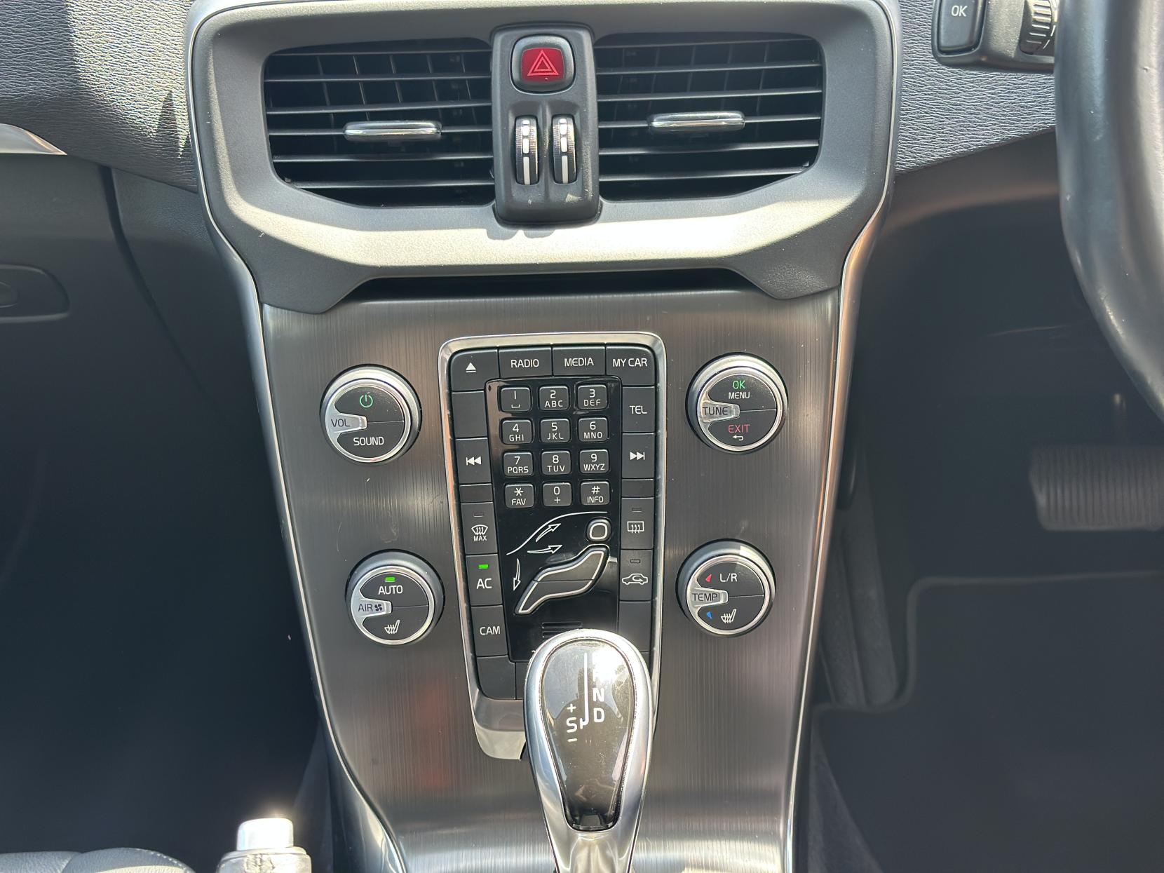 Volvo V40 1.6 T4 SE Lux Nav Hatchback 5dr Petrol Powershift Euro 5 (s/s) (180 ps)