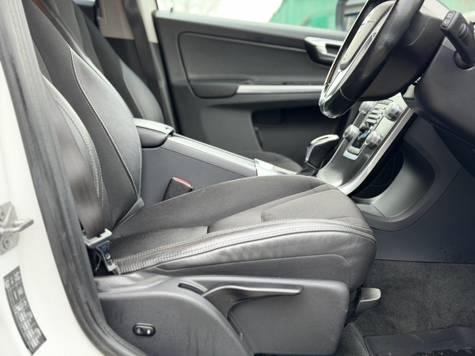 Volvo XC60 2.0 D4 SE SUV 5dr Diesel Geartronic Euro 6 (s/s) (181 ps)