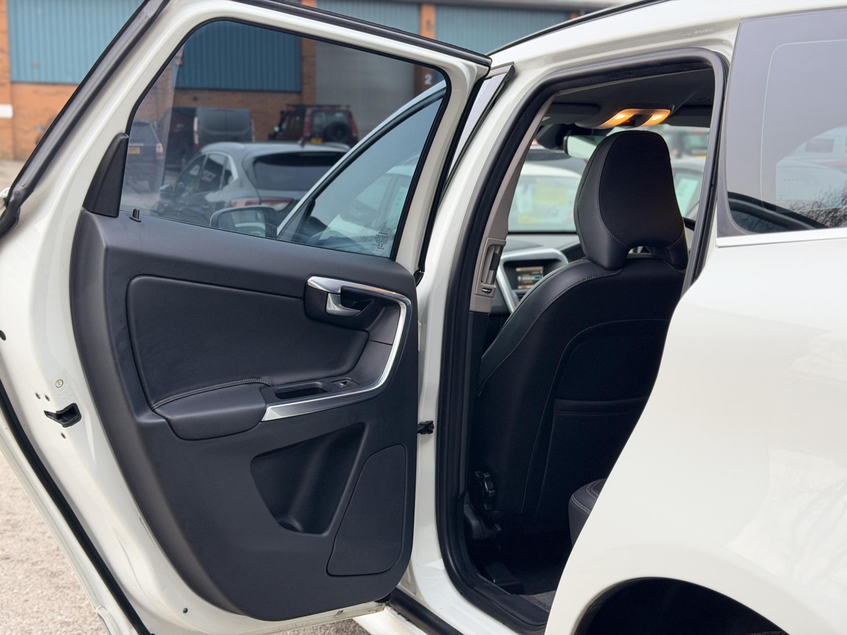 Volvo XC60 2.0 D4 SE SUV 5dr Diesel Geartronic Euro 6 (s/s) (181 ps)