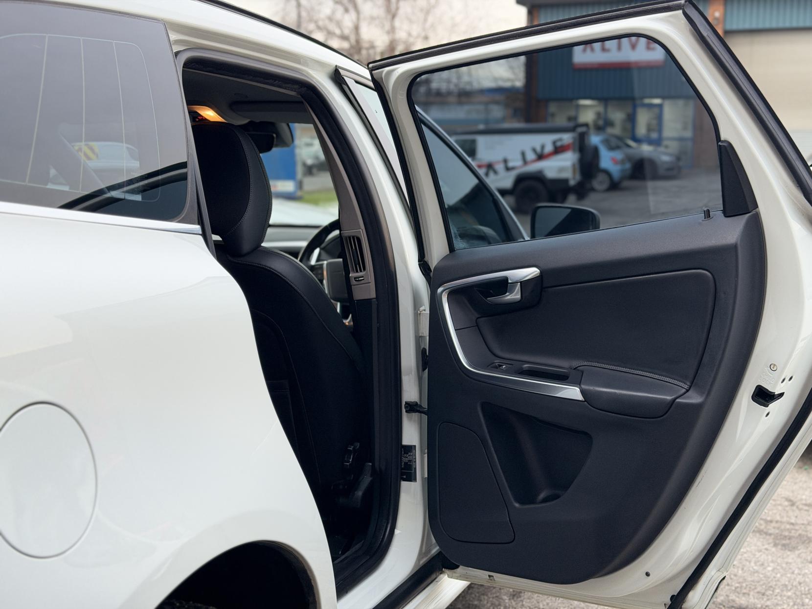 Volvo XC60 2.0 D4 SE SUV 5dr Diesel Geartronic Euro 6 (s/s) (181 ps)