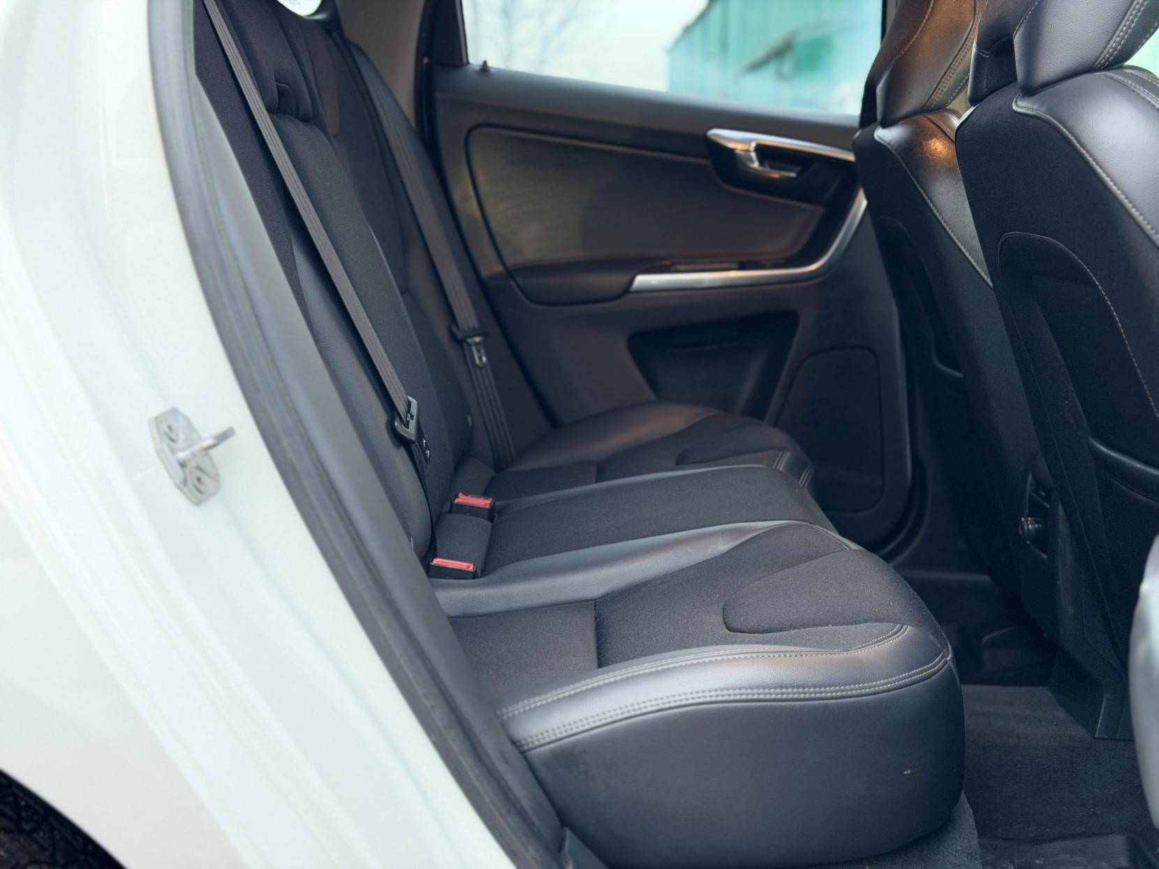 Volvo XC60 2.0 D4 SE SUV 5dr Diesel Geartronic Euro 6 (s/s) (181 ps)