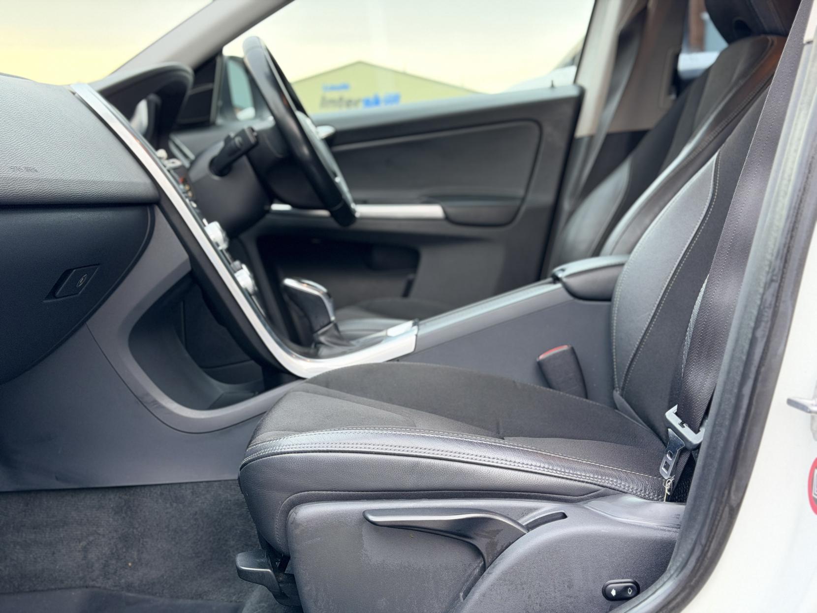 Volvo XC60 2.0 D4 SE SUV 5dr Diesel Geartronic Euro 6 (s/s) (181 ps)