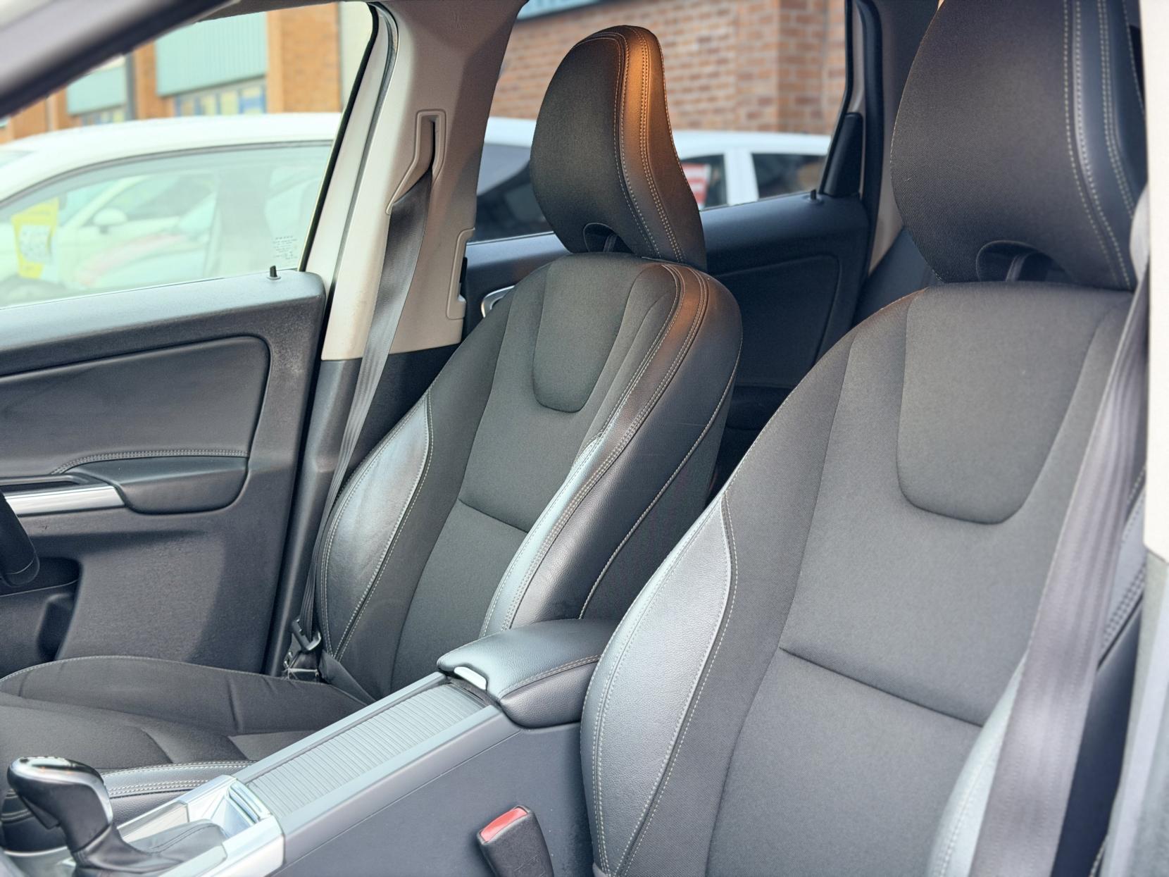 Volvo XC60 2.0 D4 SE SUV 5dr Diesel Geartronic Euro 6 (s/s) (181 ps)