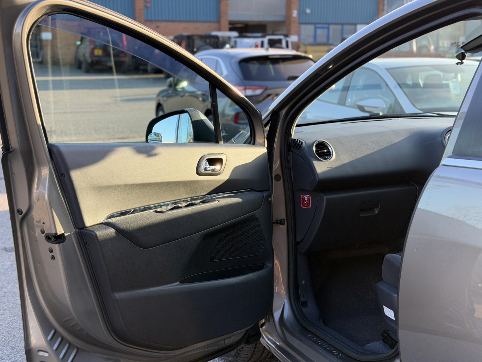 Peugeot 5008 1.6 THP Exclusive MPV 5dr Petrol Auto Euro 5 (156 ps)