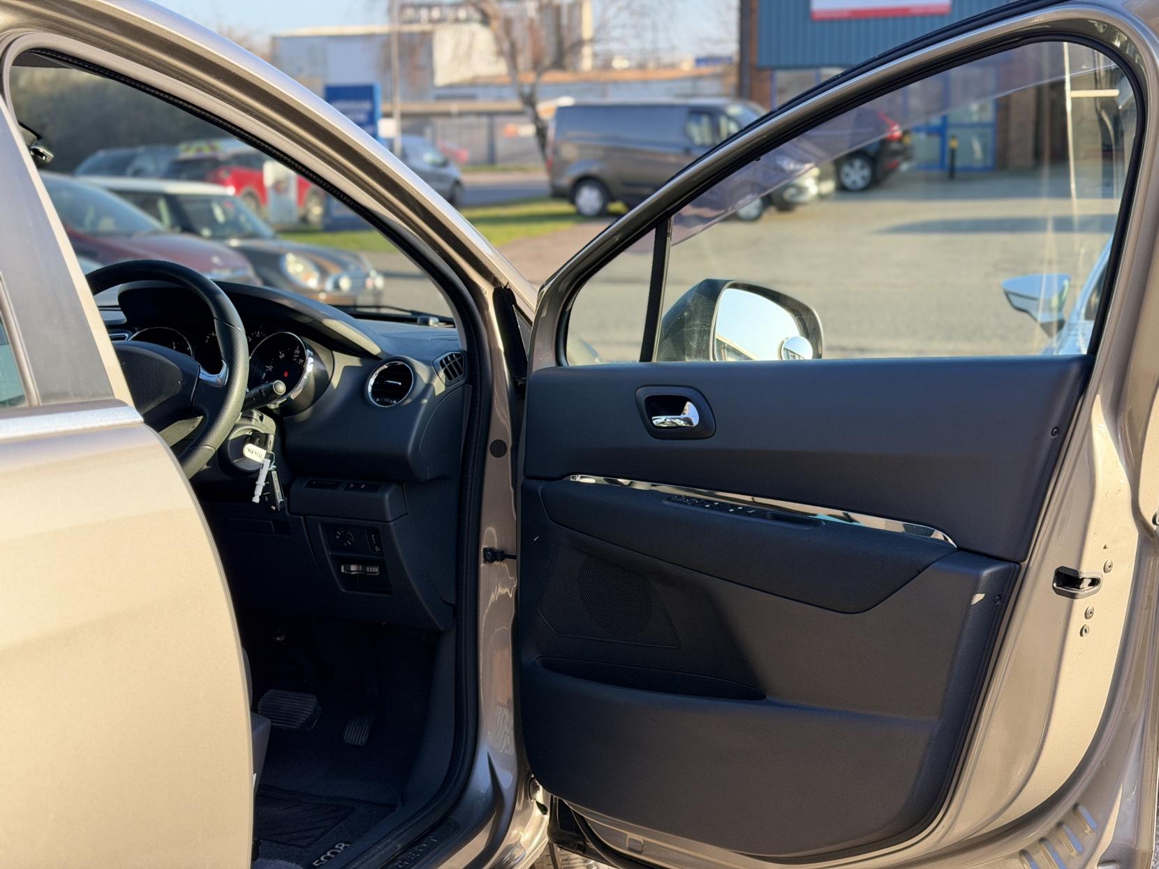 Peugeot 5008 1.6 THP Exclusive MPV 5dr Petrol Auto Euro 5 (156 ps)