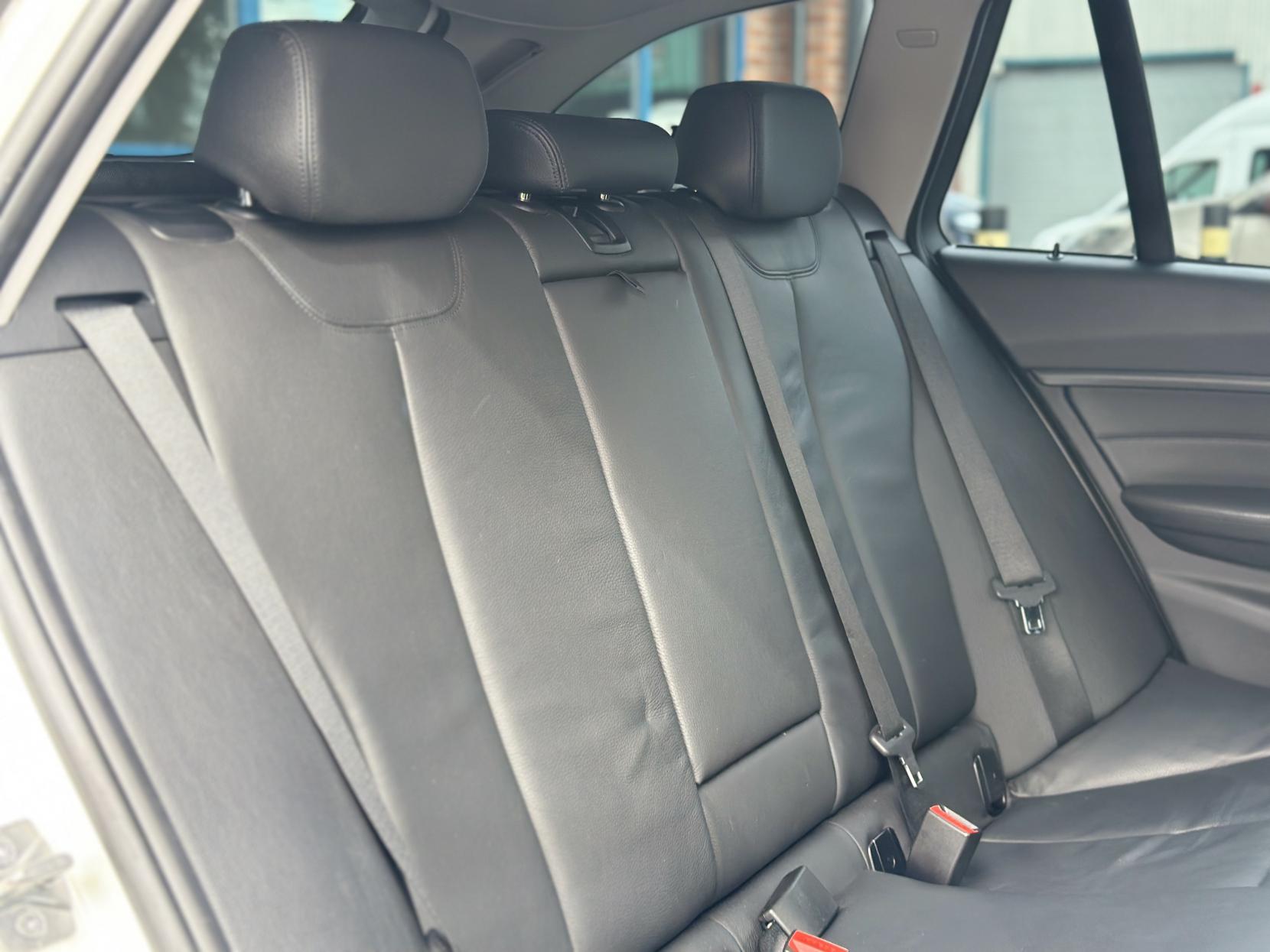 BMW 3 Series 2.0 320i Luxury Touring 5dr Petrol Auto Euro 6 (s/s) (184 ps)