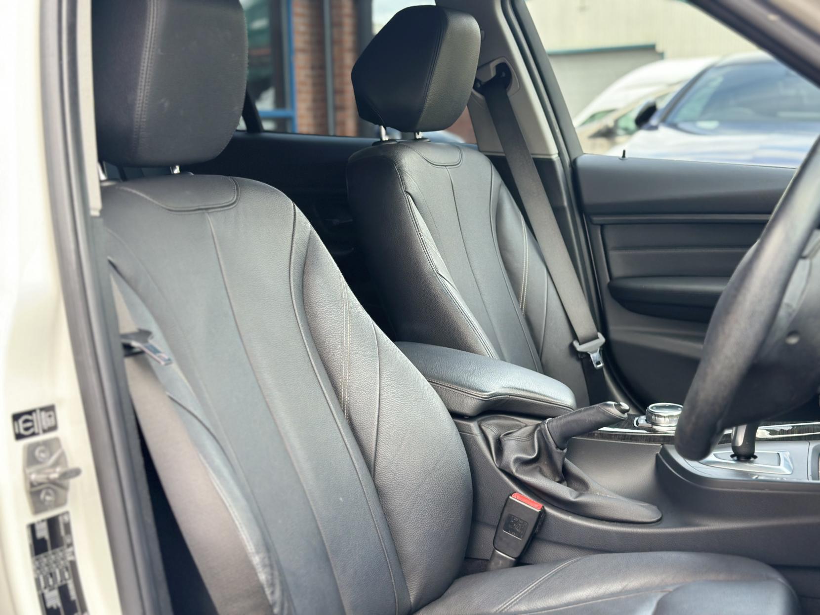 BMW 3 Series 2.0 320i Luxury Touring 5dr Petrol Auto Euro 6 (s/s) (184 ps)