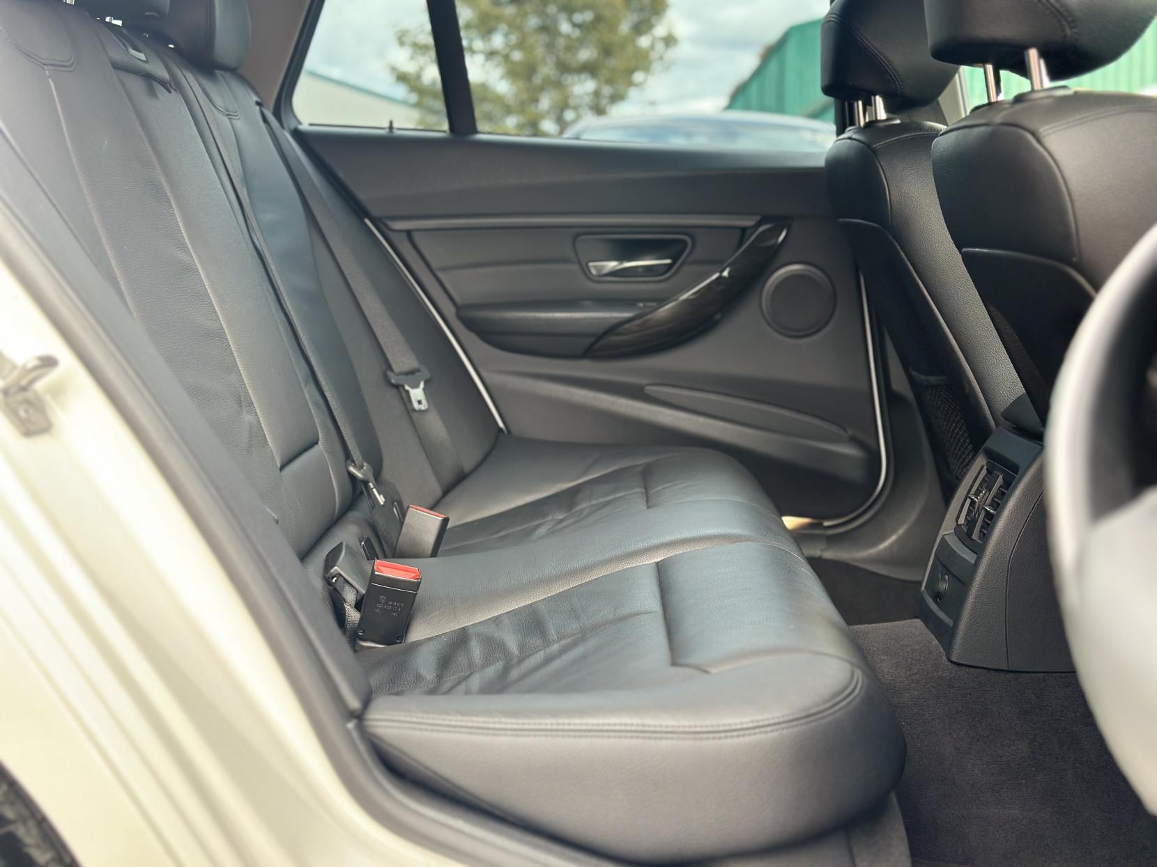 BMW 3 Series 2.0 320i Luxury Touring 5dr Petrol Auto Euro 6 (s/s) (184 ps)