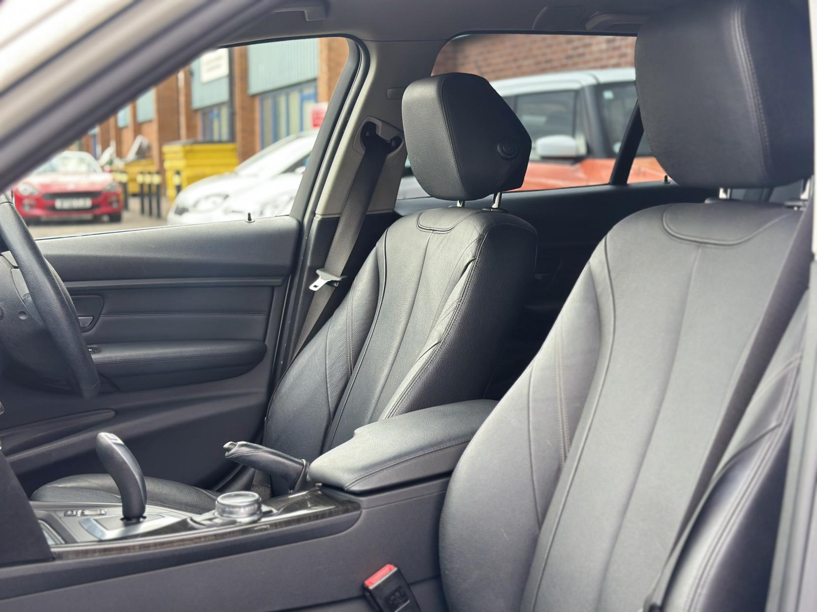 BMW 3 Series 2.0 320i Luxury Touring 5dr Petrol Auto Euro 6 (s/s) (184 ps)