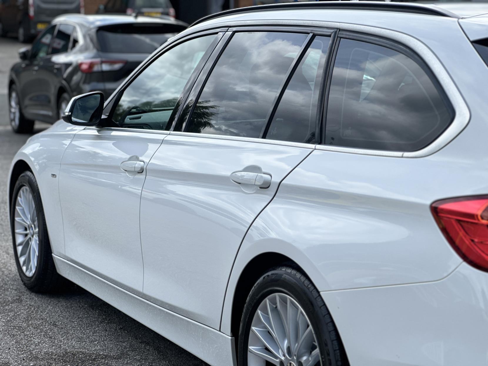 BMW 3 Series 2.0 320i Luxury Touring 5dr Petrol Auto Euro 6 (s/s) (184 ps)