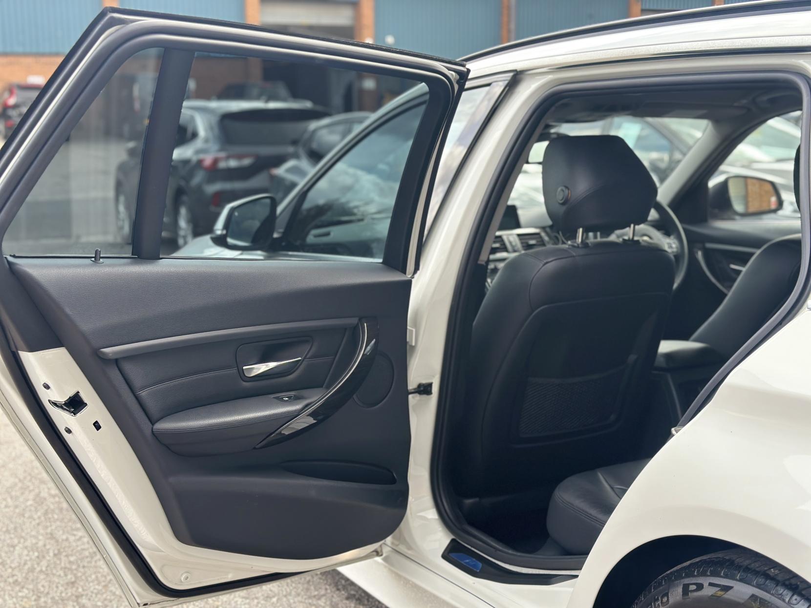 BMW 3 Series 2.0 320i Luxury Touring 5dr Petrol Auto Euro 6 (s/s) (184 ps)